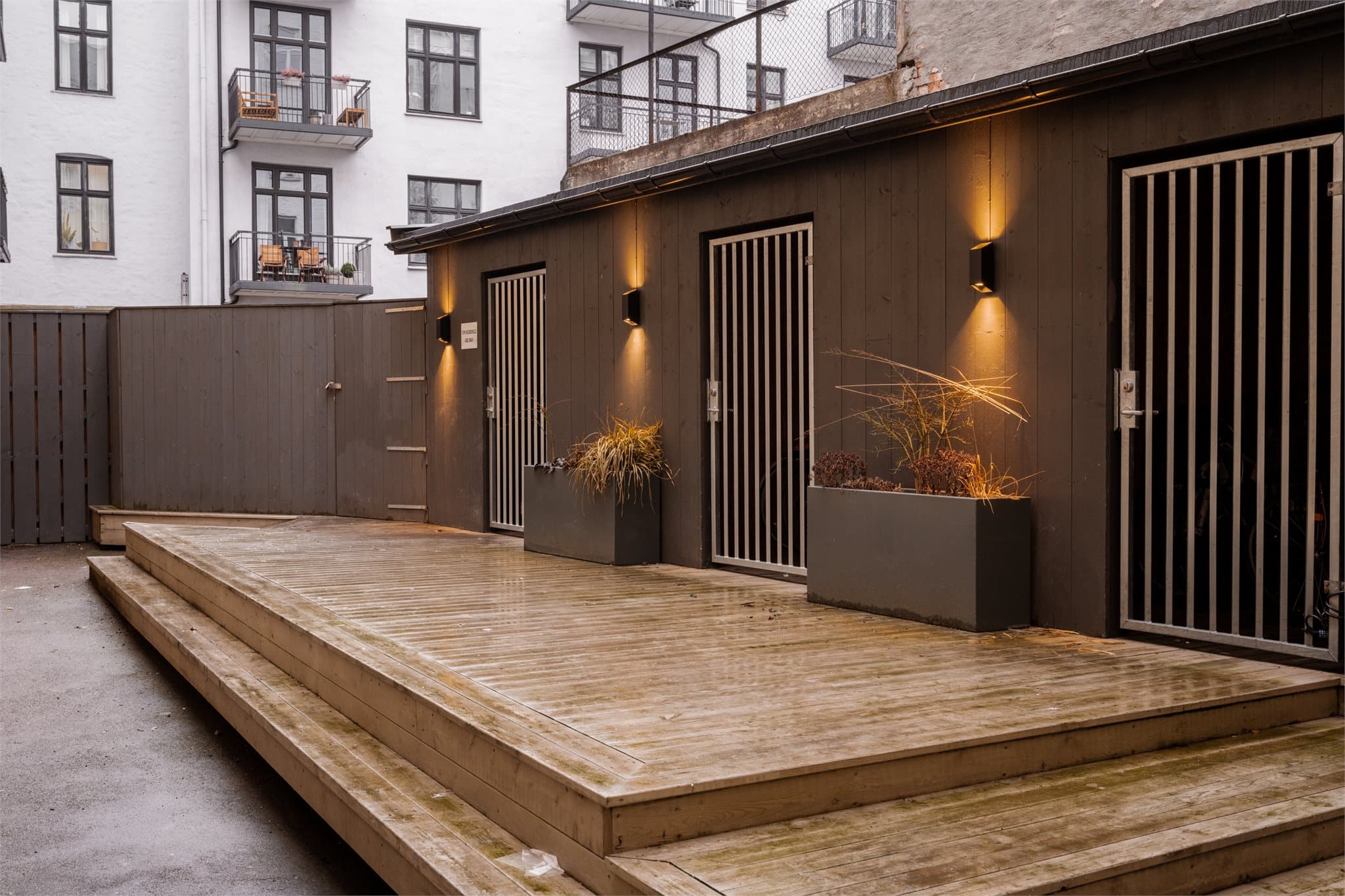 I bakgården finnes felles sitteplasser og sykkelbod.