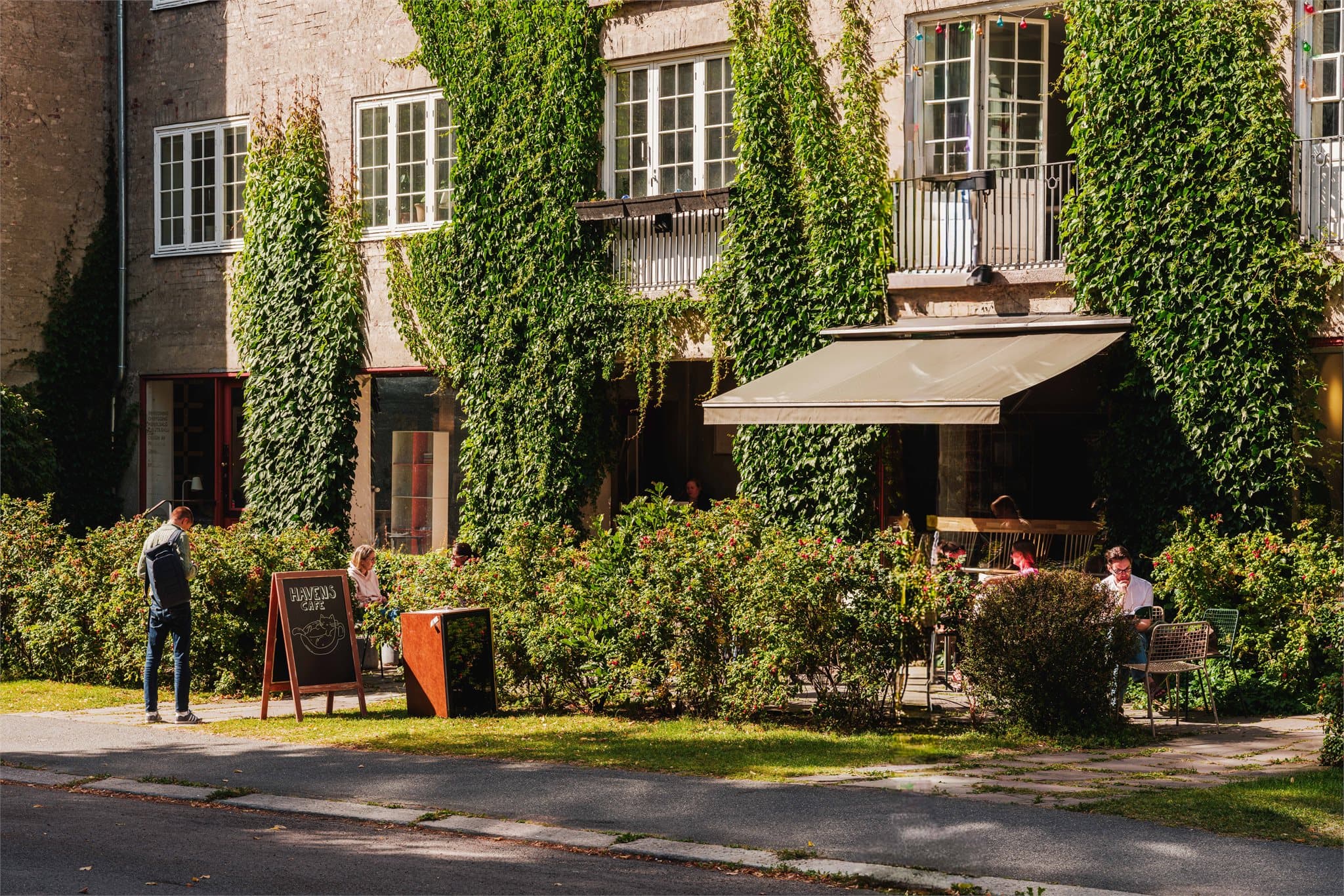 Nærområdet byr på et rikt utvalg av populære kafeer og restauranter, som Smalhans, Delicatessen, Kverneriet og Havens Kafe.