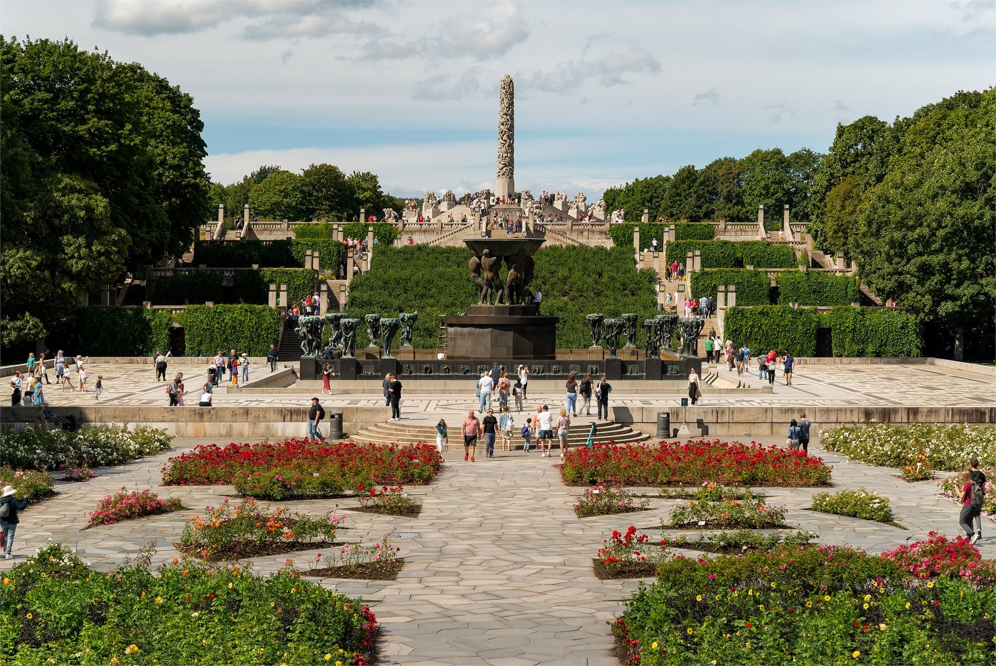 Frognerparken, med Vigelandsparken og store grøntområder, ligger en kort spasertur unna for rekreasjon og turer.