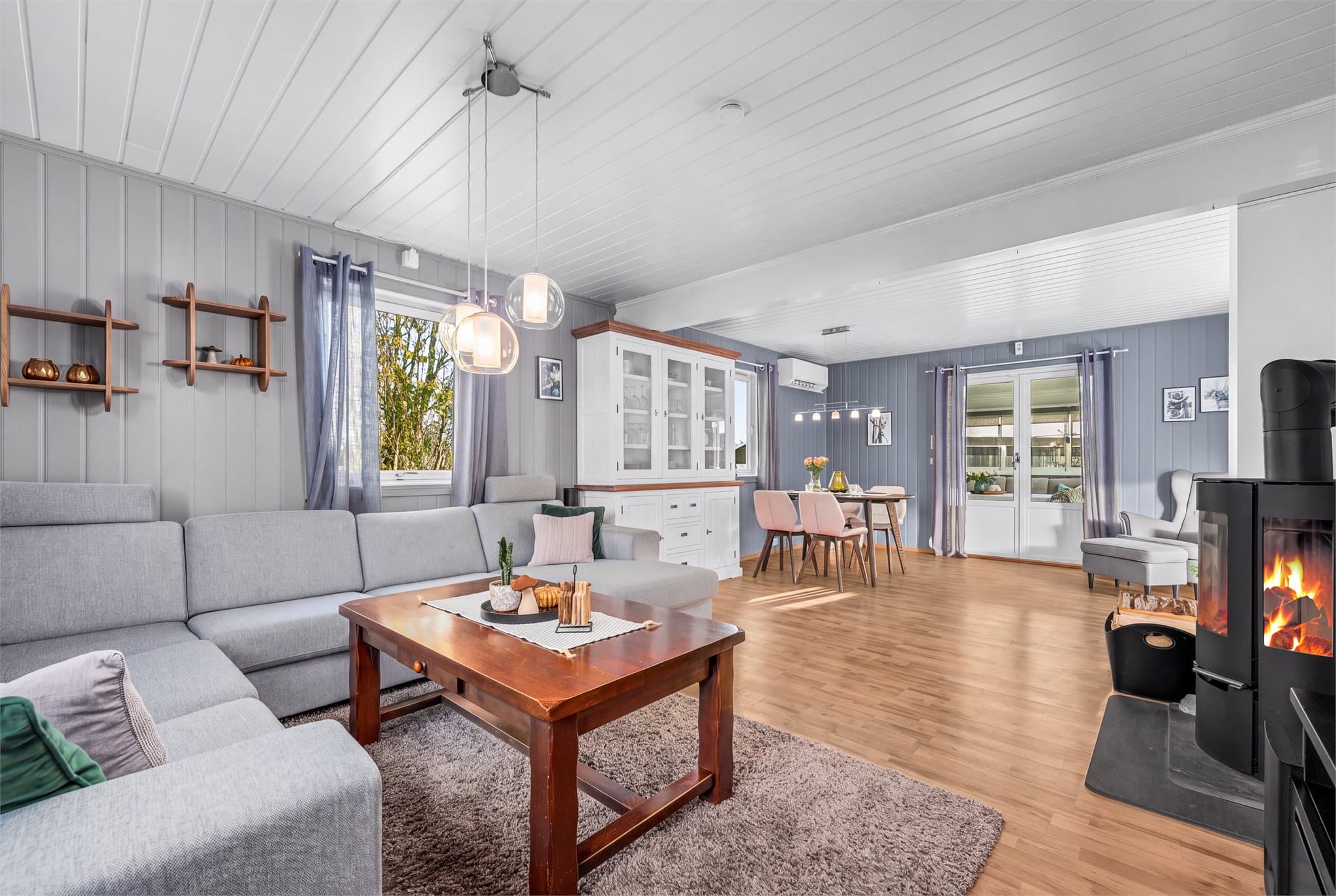 Stuen er romslig, med plass til både sofagruppe og spisebord.