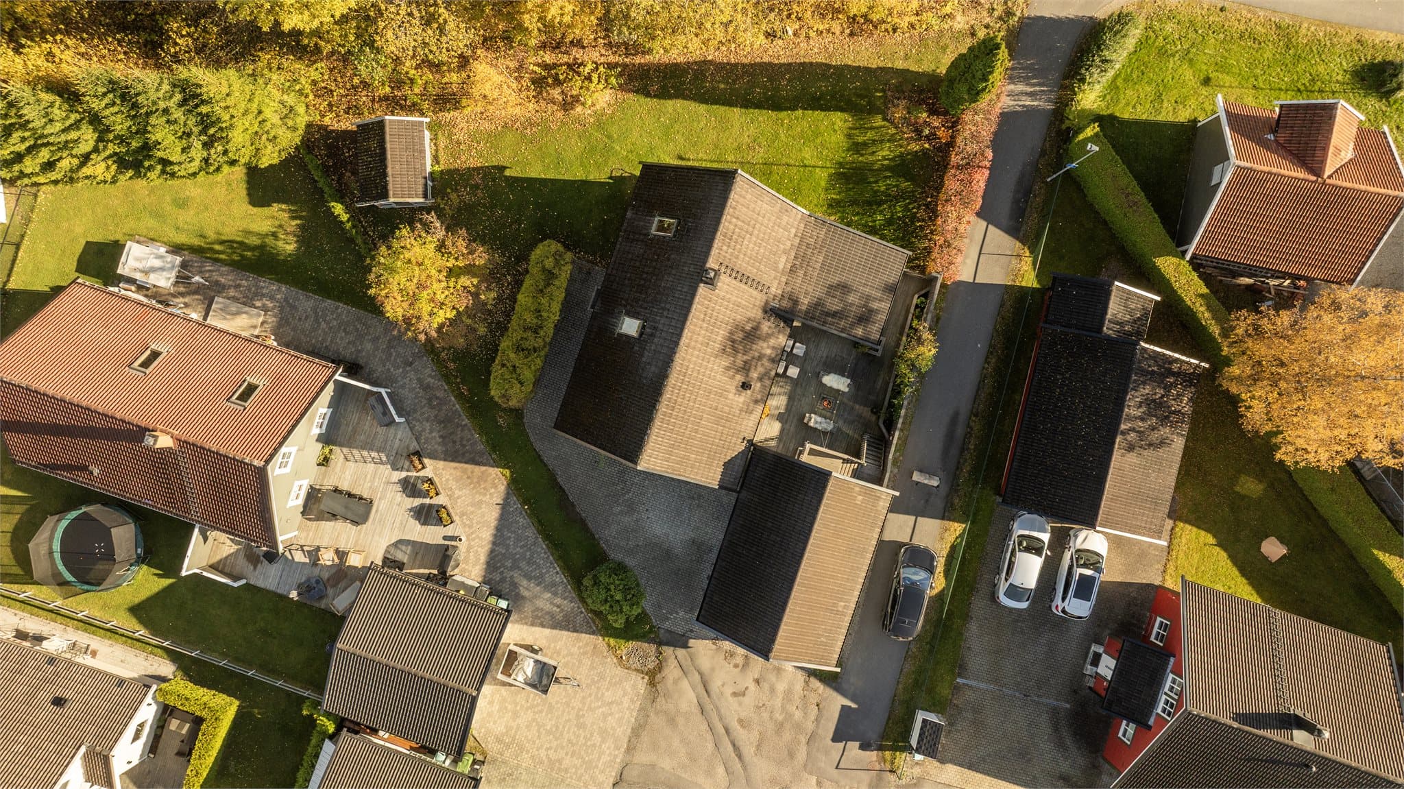 Eiendommen ligger skjermet til inne på et etablert boligfelt på Maura.