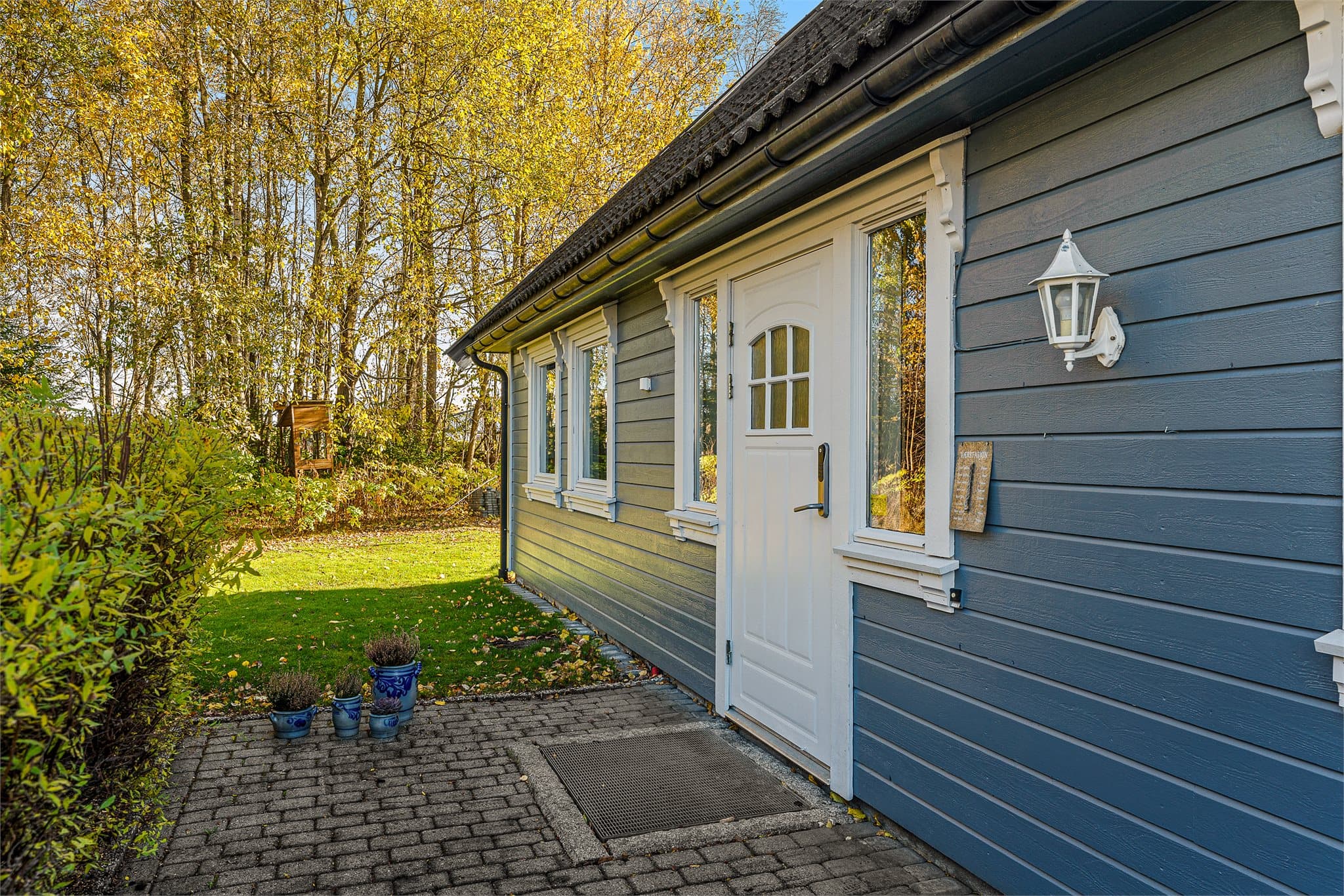 Beliggenheten passer godt for deg som ønsker en rolig hverdag, med både servicetilbud og fine turmuligheter i nærheten.