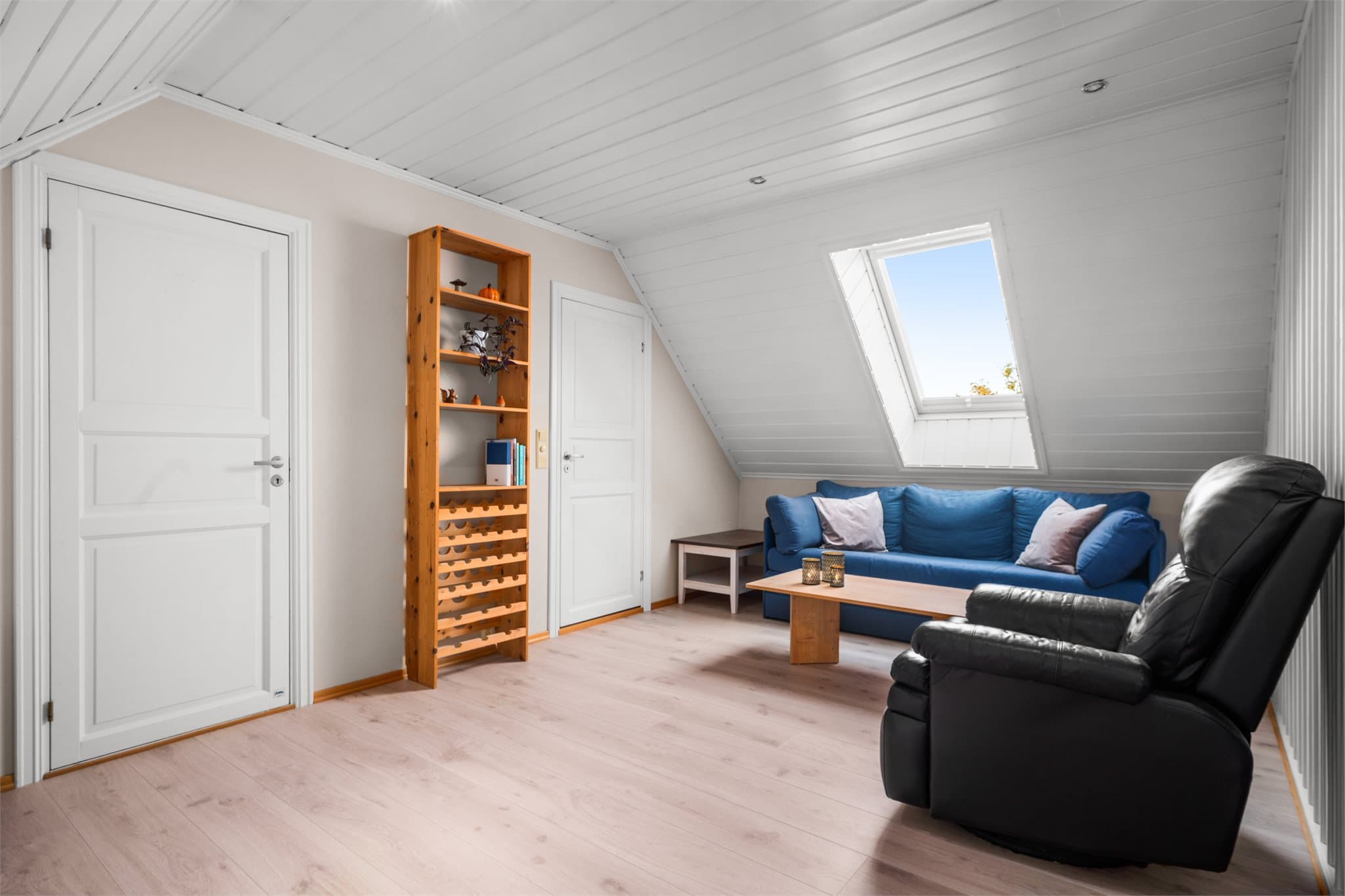Loftstuen passer fint som TV-stue, lekerom eller et eget sted å trekke seg tilbake, og gir samtidig familien litt ekstra plass i hverdagen.