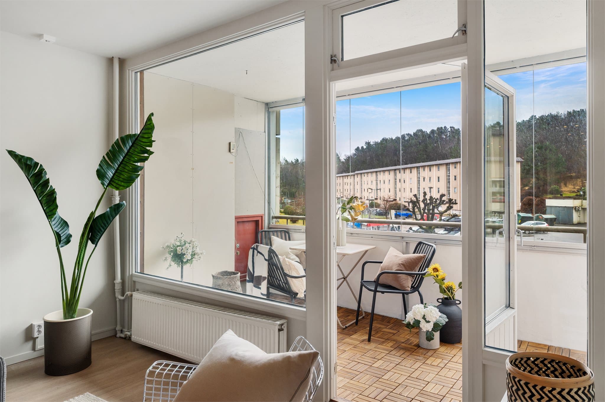 - Generøse vindusflater med godt lysinnslipp bidrar til en behagelig og luftig atmosfære -