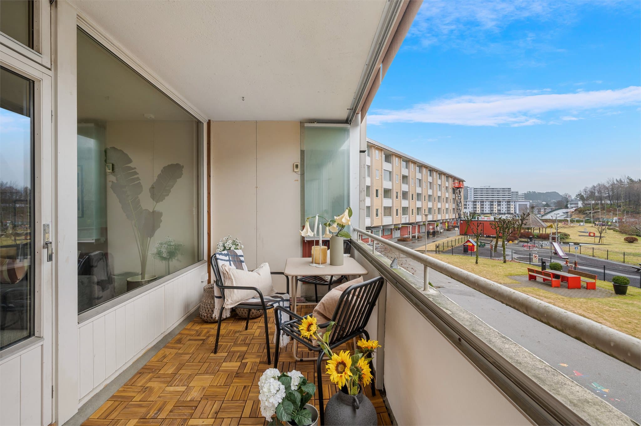 - Det at balkongen er innglasset gjør bruksmulighetene betraktelig større, og den kan nytes store deler av året -