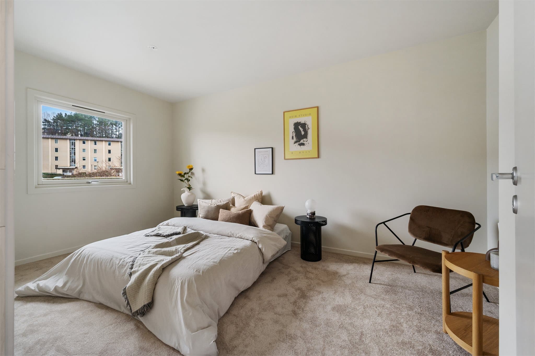 - Vi beveger oss inn på boligens hovedsoverom som måler hele 12,7 m² -