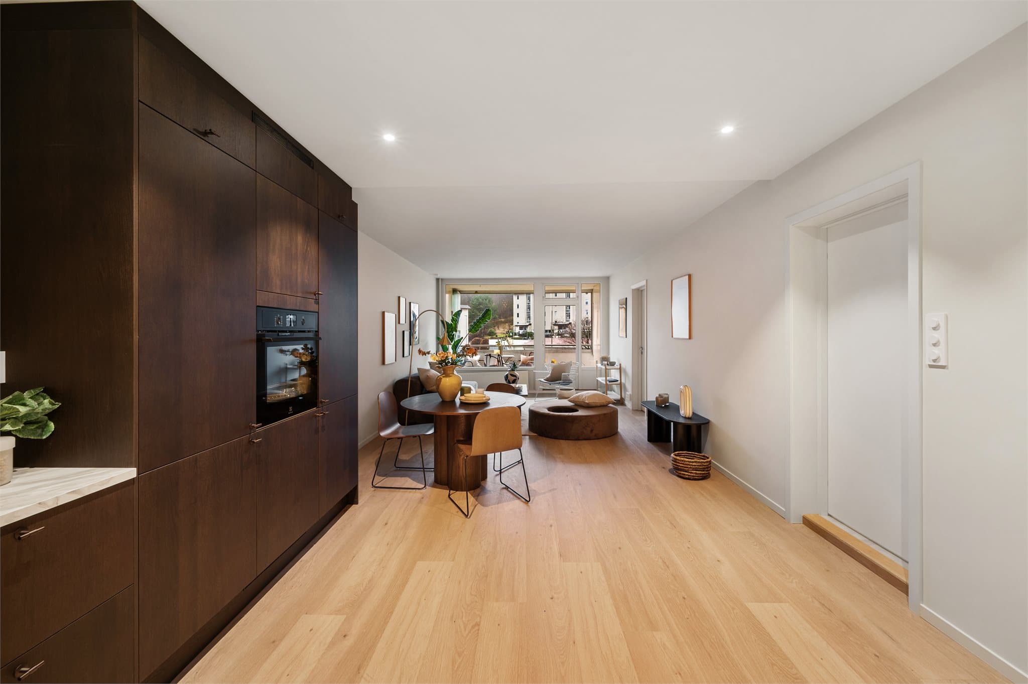 - Den åpne stue og kjøkkenløsningen sørger for en åpen og sosial sone, og du har god plass til spisebord i naturlig tilknytting til kjøkkenet -