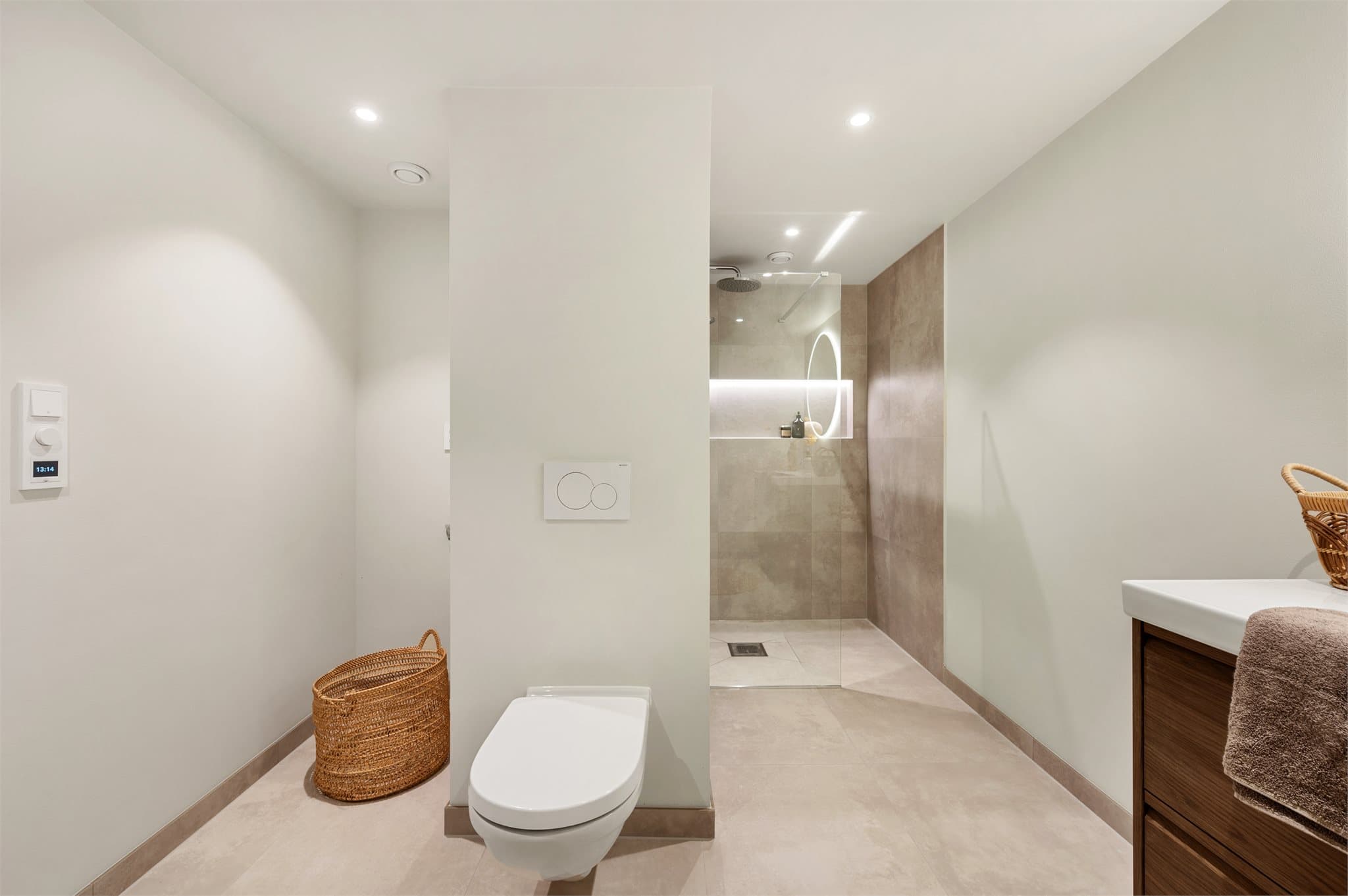 - Lekkert, helfliset bad med behagelig varme i gulv og downlights i himling -