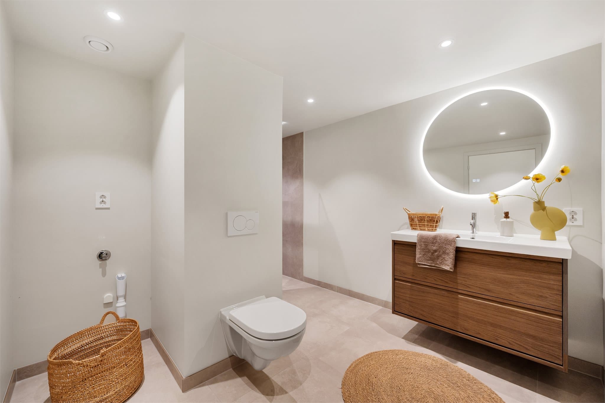 - Badet er innredet med heldekkende servant, vegghengt toalett, dusjvegg i glass og opplegg for vaskemaskin -