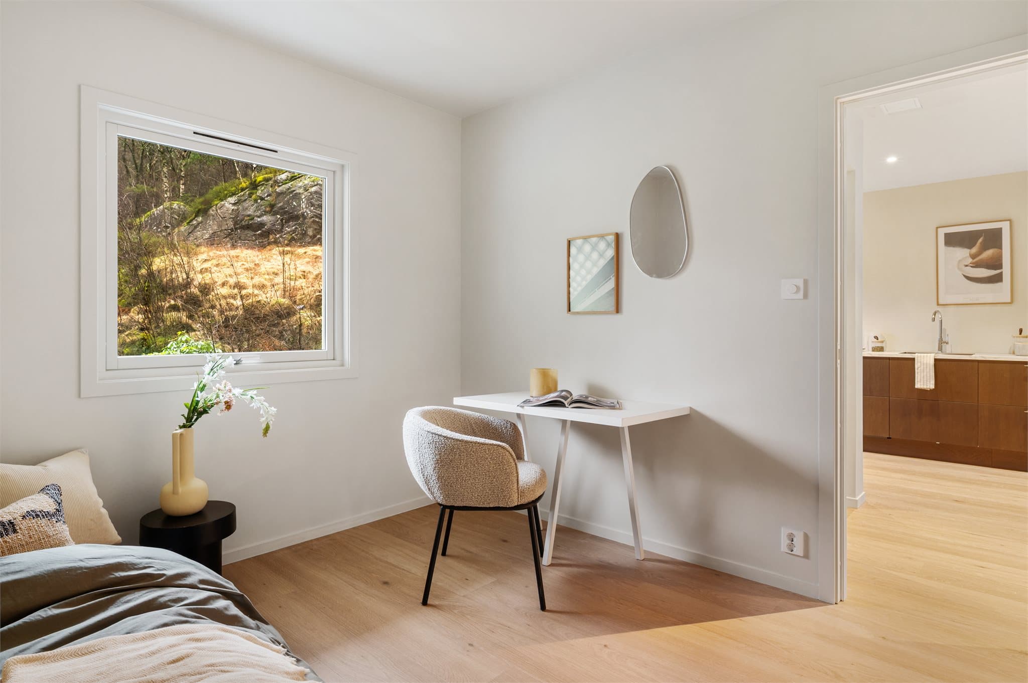 - Fra leiligheten er det 4 min gange til Vadmyra barnehage og 9 min gage til Vadmyra skole -