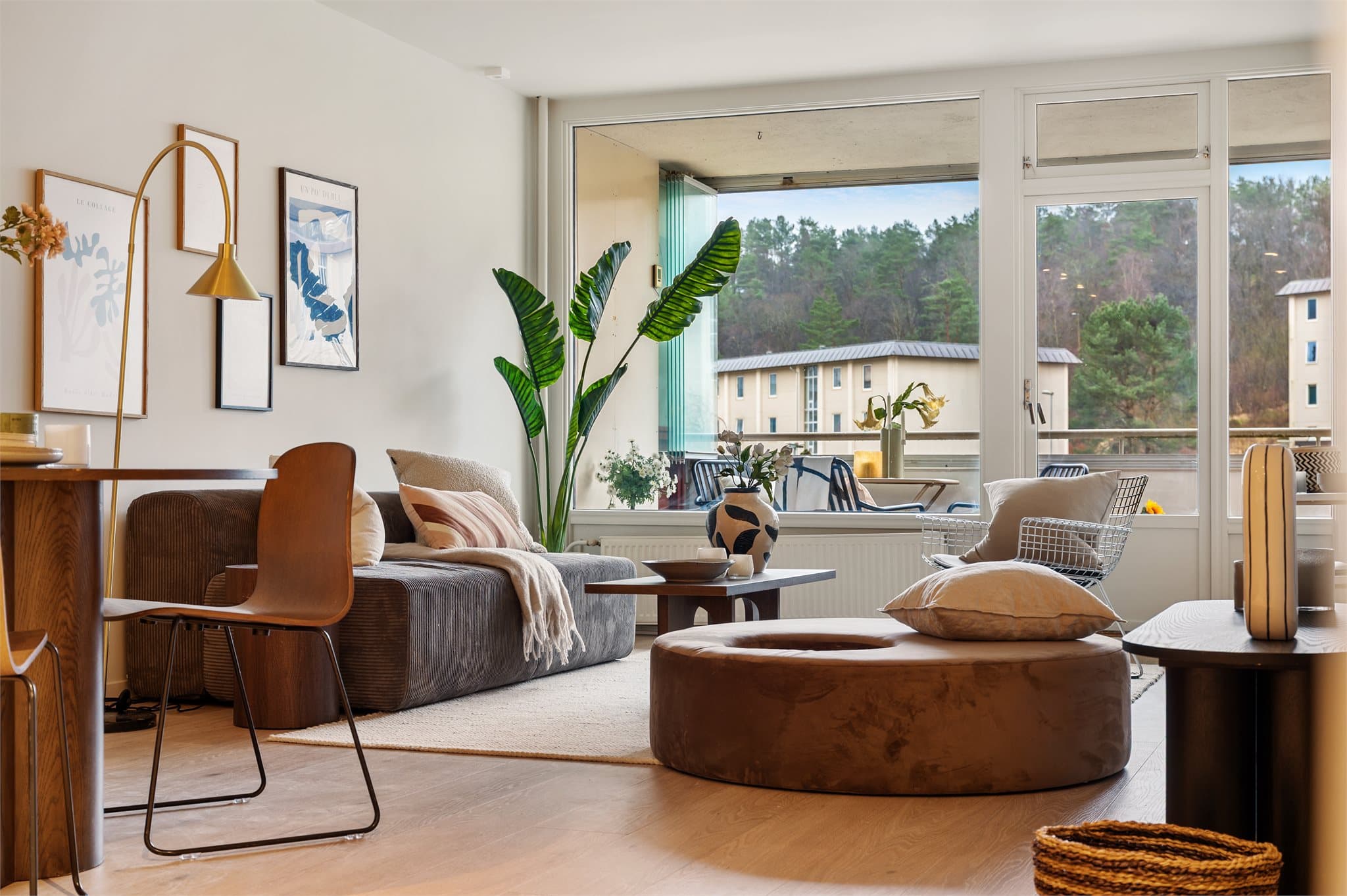 - Leiligheten har et totalt BRA-i på 73 m² og inneholder entré, stue/kjøkken, 2 soverom, bad og bod + ekstern bod i kjeller -