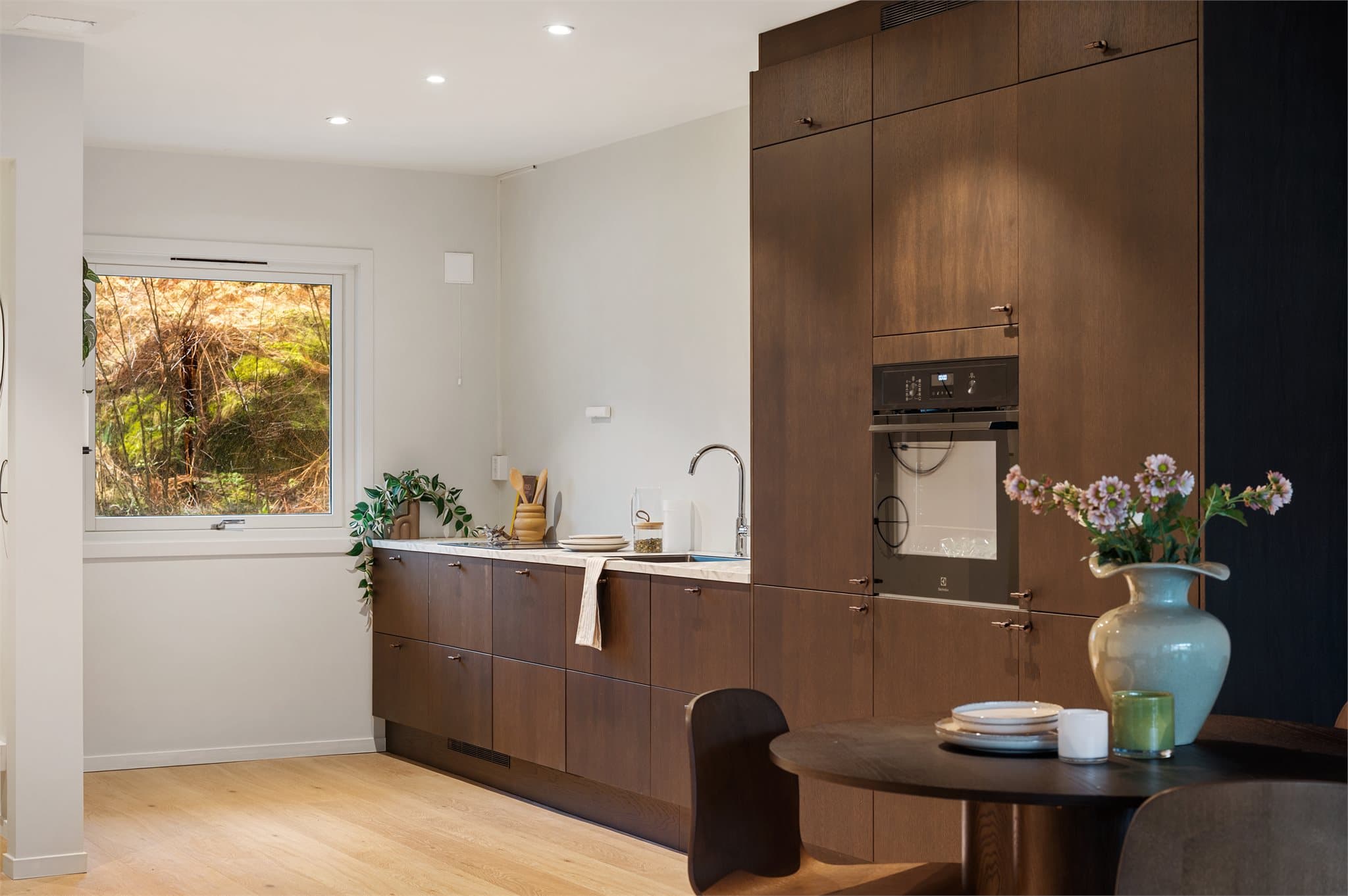 - Ny eier får glede av integrert oppvaskmaskin, stekeovn, kombinert kjøle- og fryseskap og induksjonsplatetopp -