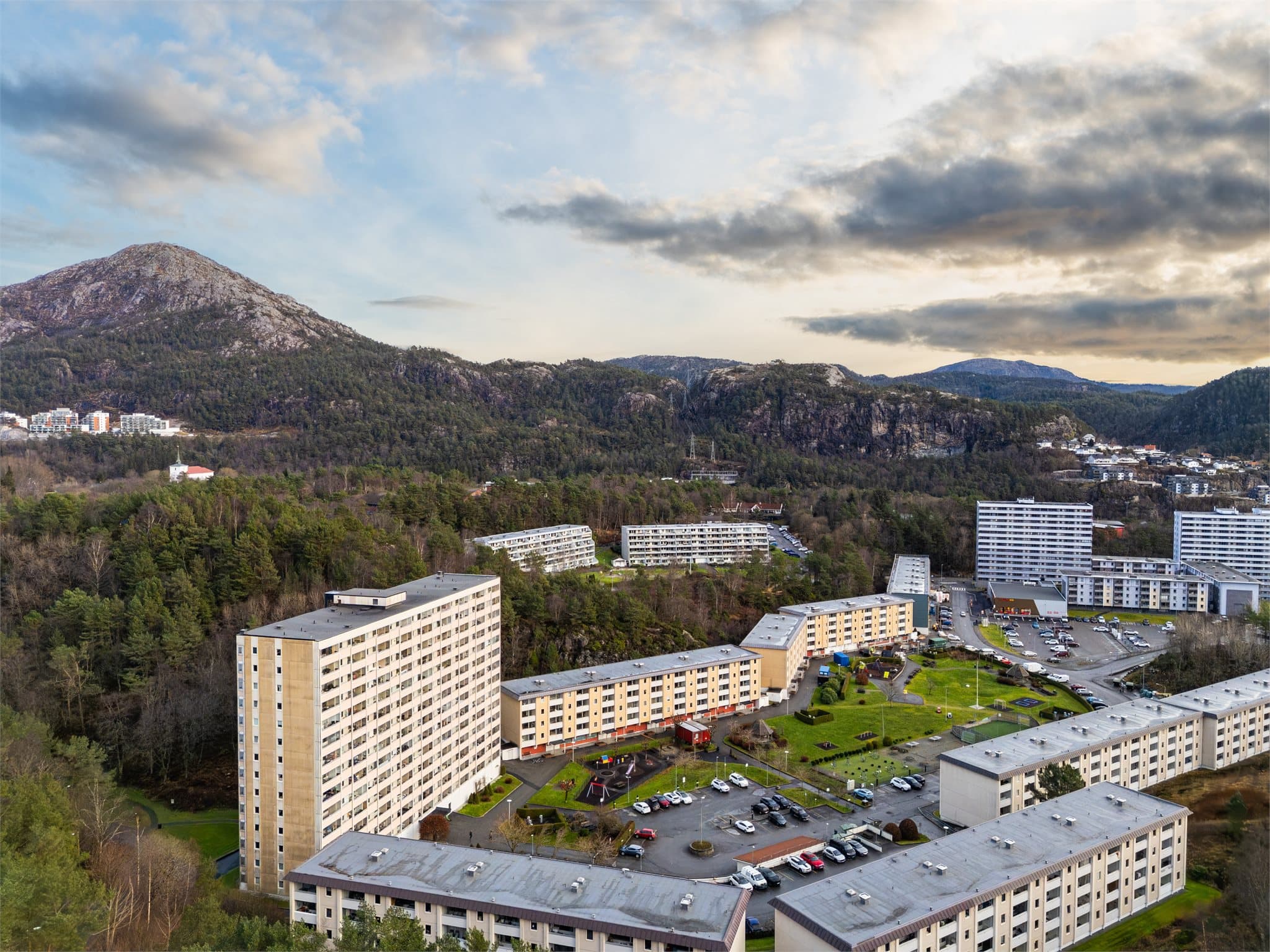 - Å handle inn til dagens middag kan gjøres ved nærbutikken Coop Extra som ligger kun få minutters gange unna inngangsdøren -
