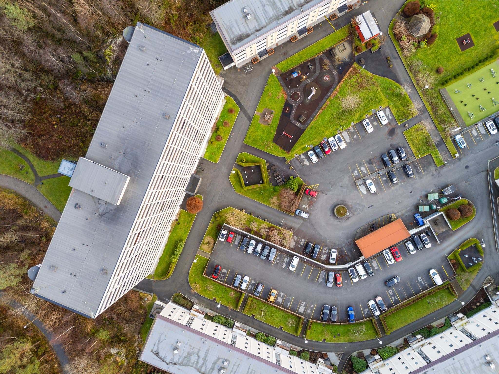 - Borettslaget har flotte fellesarealer med benker, grøntareal og lekeplasser -