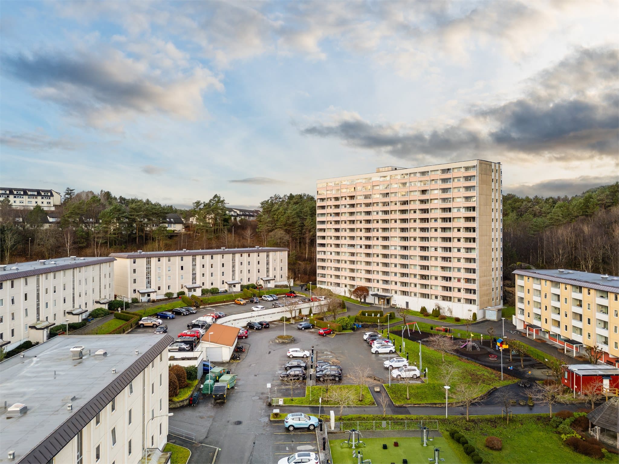 - Det er mulighet for parkering via borettslaget. Flere plasser har opplegg for elbil-lader -