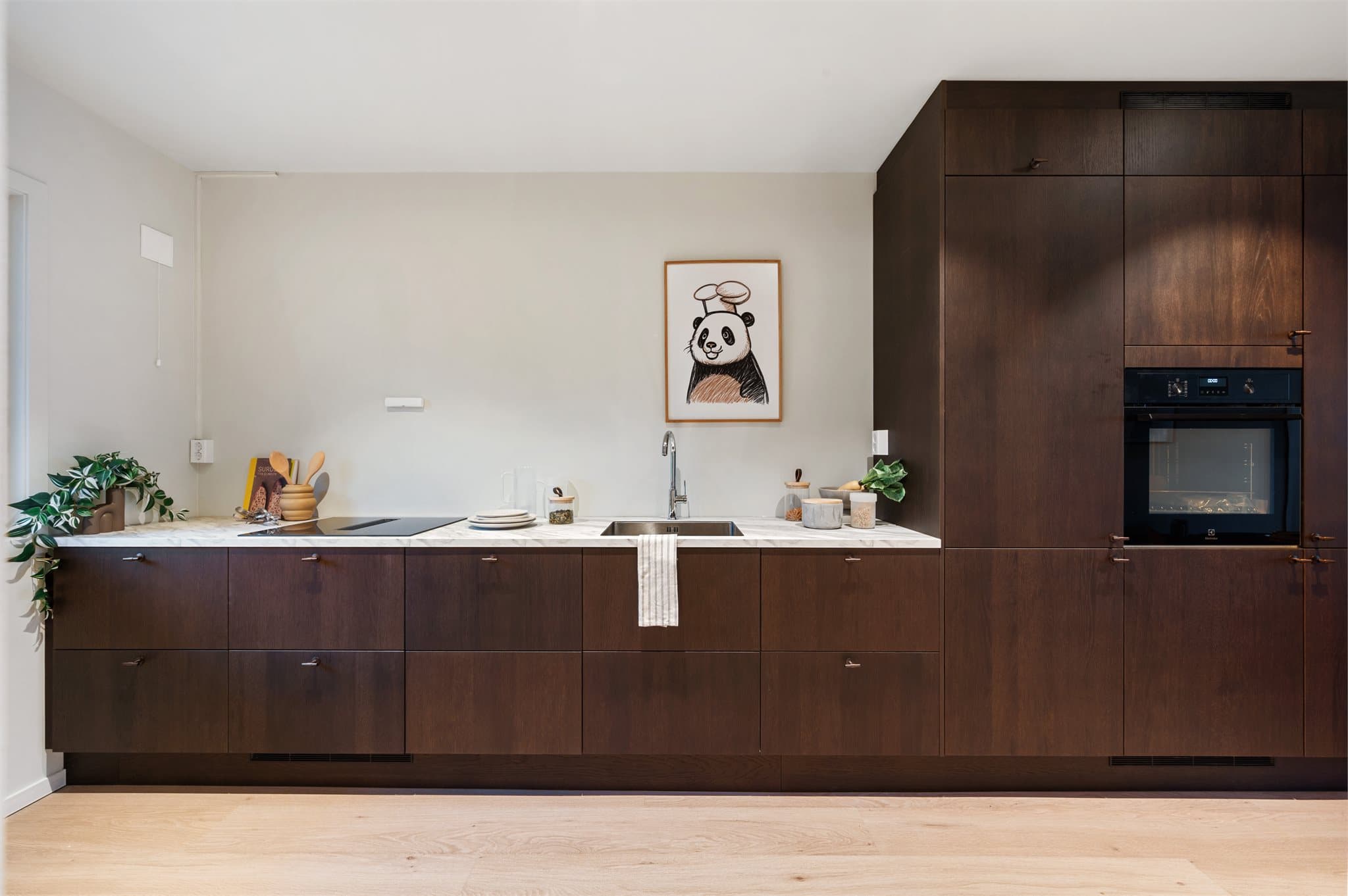 - Lekkert kjøkken med benkeplate i laminat med underlimt vask og slette fronter -