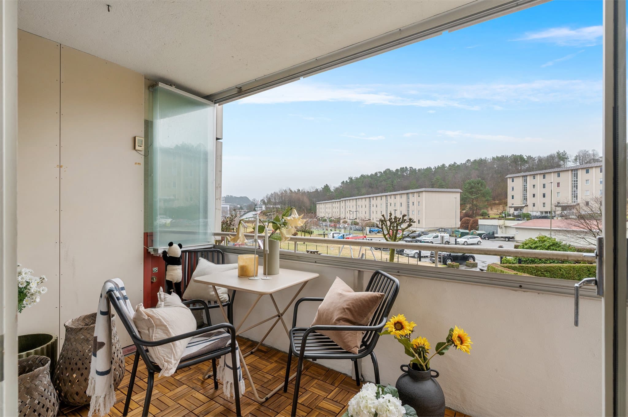 - Innglasset altan på 9m² med god plass til ønsket utemøblement -