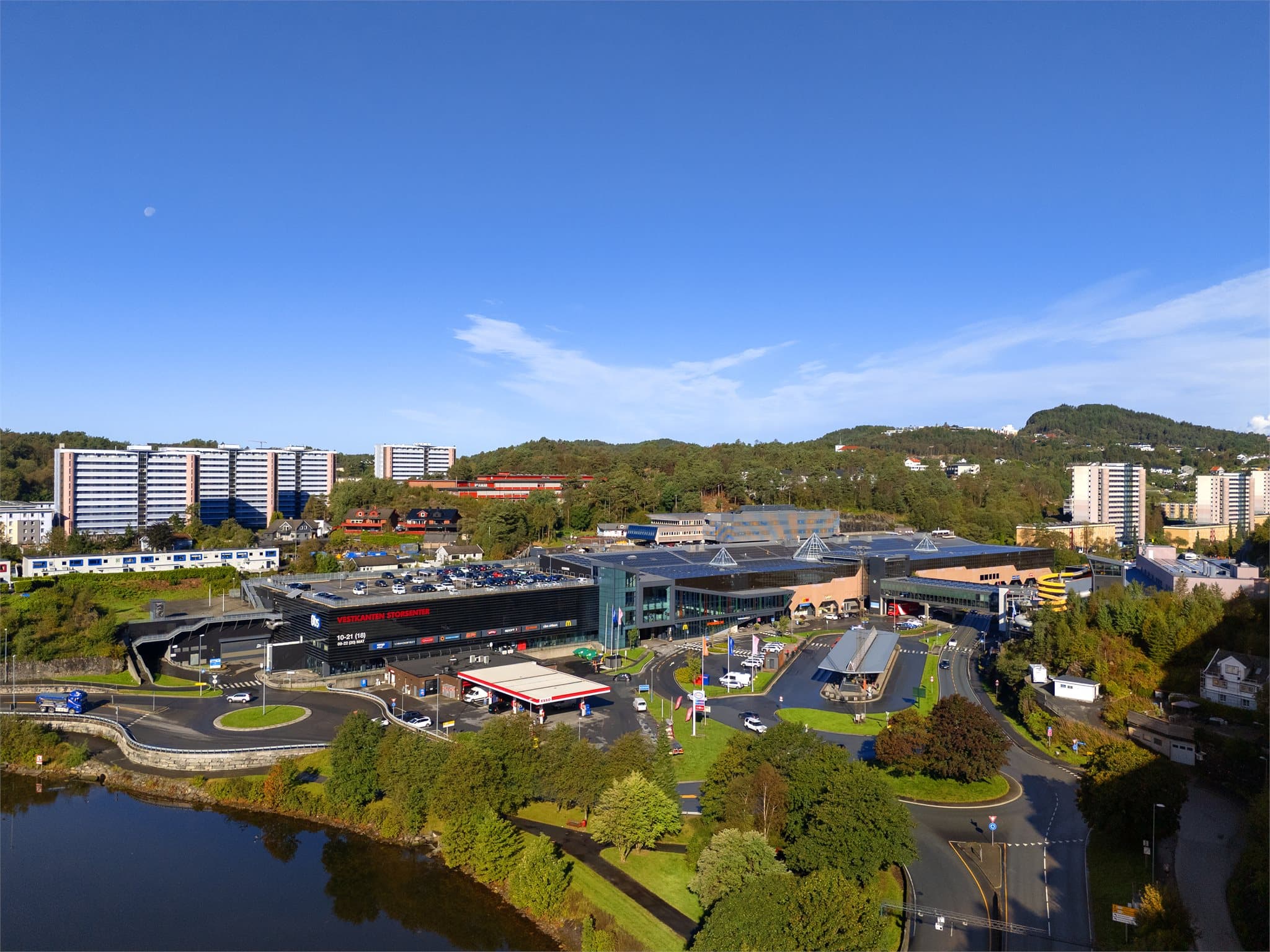 - Her finner man Loddefjord terminal som har et stort utvalg av bussruter med hyppige avganger. Vannkanten ligger også like ved Vestkanten Storsenter -