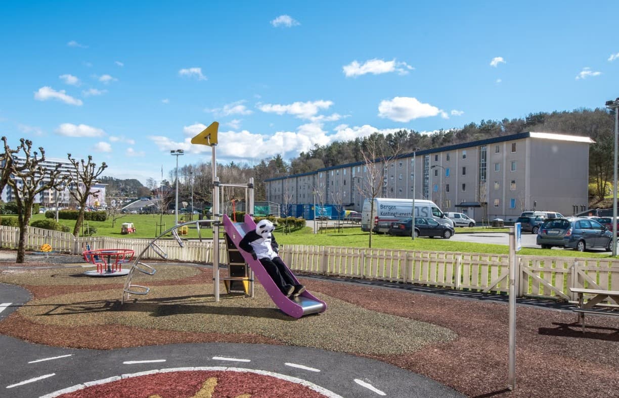 - En av flere lekeplasser rett utenfor leiligheten - .jpg