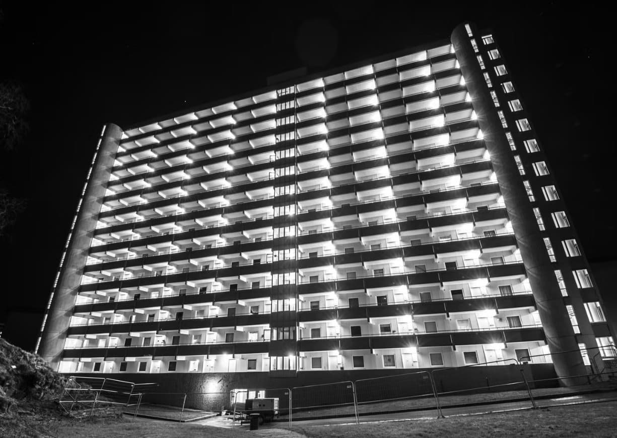 - Leiligheten ligger med flott beliggenhet og med innglasset balkong er det mye sol. Loddefjord ligger 9 km vest for Bergen sentrum, vokste frem som en drabantby tidlig i 1970-årene og fremstår i dag som et tettbygd dalføre av blokker og rekkehus -