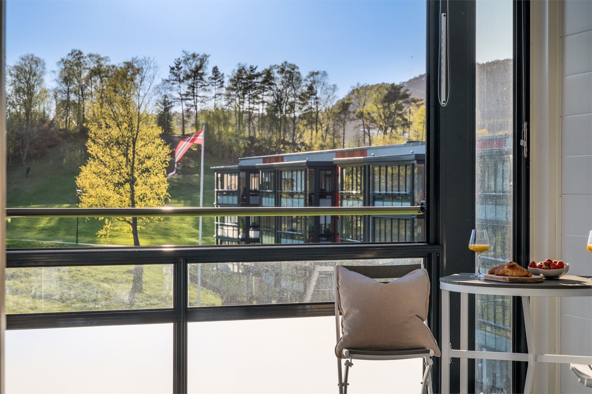 - Nyt morgensol inn på soverommet og ettermiddagssol inn på balkong fra ca kl. 14 til ca kl. 21 -