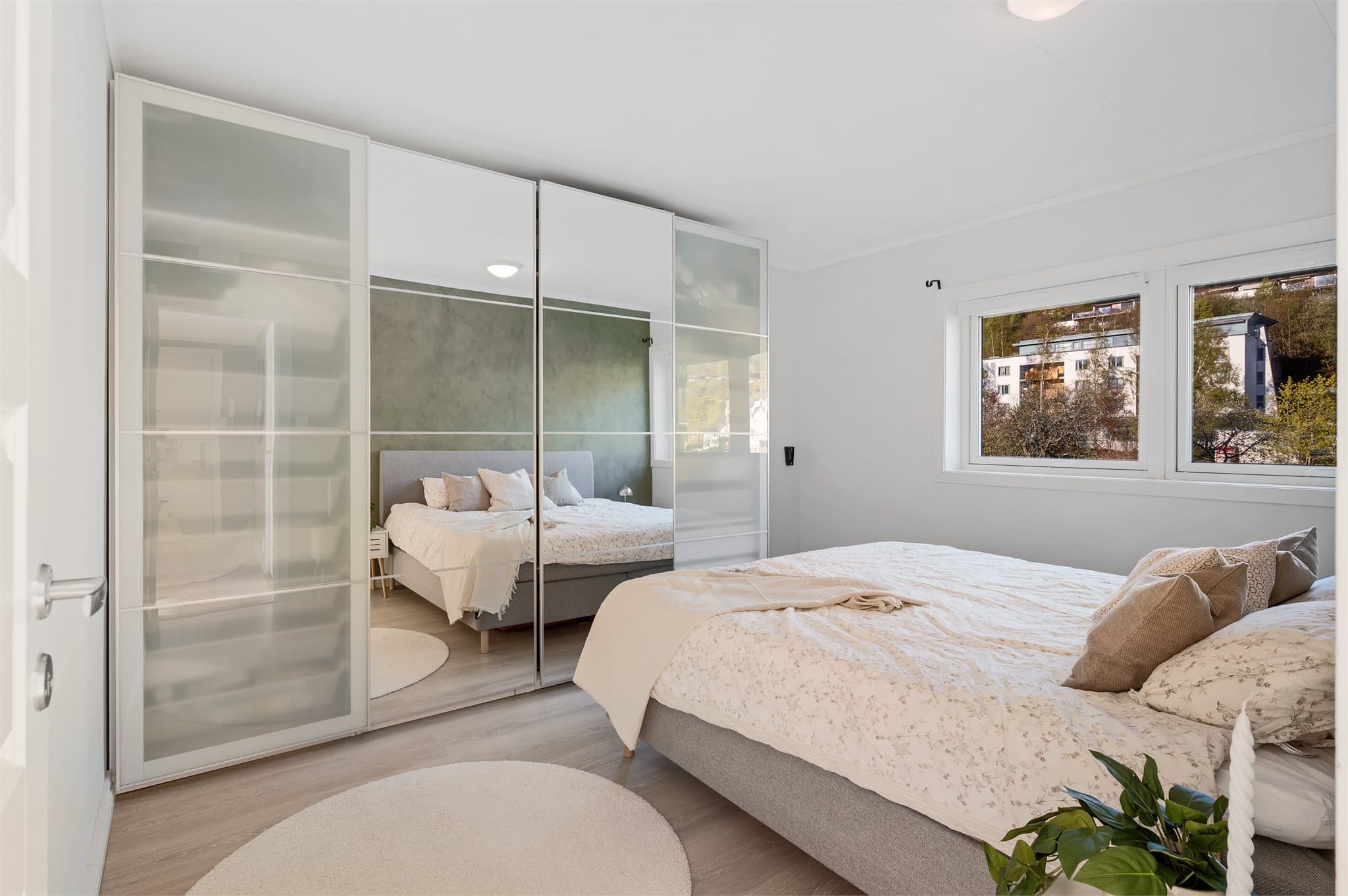 - Leilighetens største soverom måler 13,3m² -