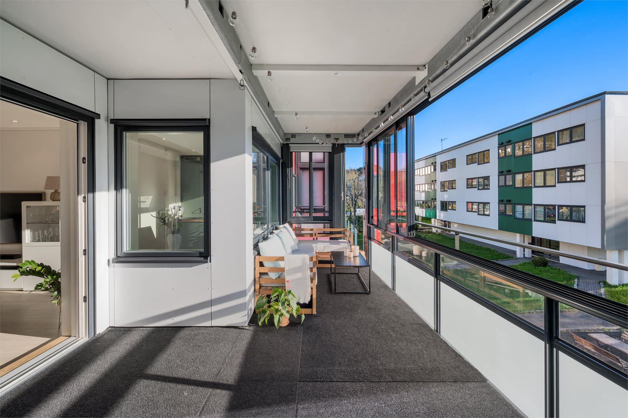 - Den innglassede balkongen måler 17m² -