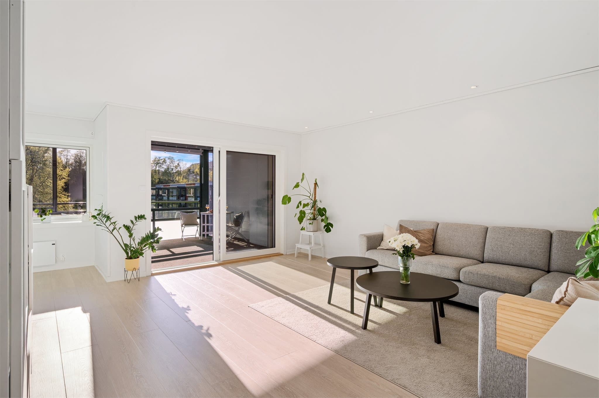 - Leiligheten har et totalt BRA-i på 74m² og inneholder entré, bad, 2 soverom, stue og vaskerom -