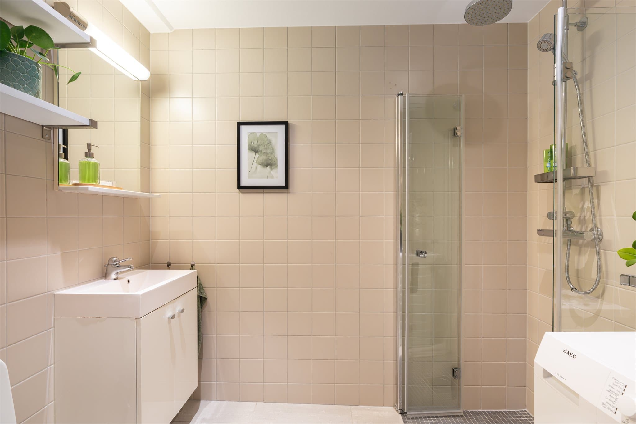 Baderom med lekkert flisdesign og moderne preg.