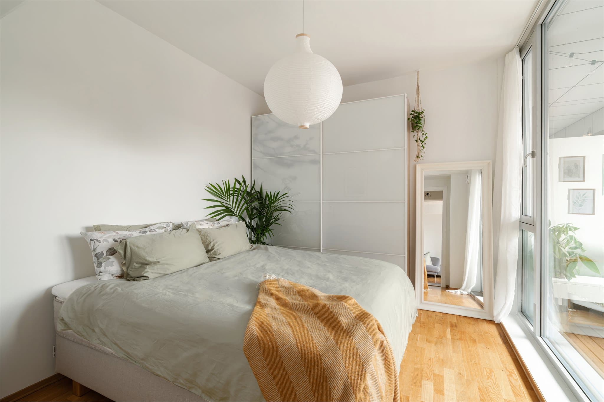 Hovedsoverommet er stort og gir plass til dobbeltseng, nattbord og øvrig møblement.