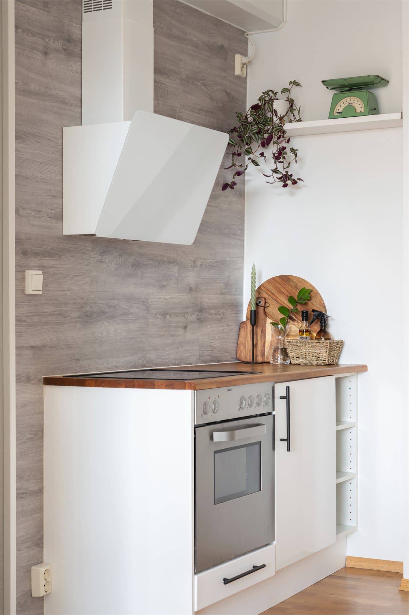 Kjøkkenet har opplegg for platetopp, oppvaskmaskin, stekeovn og kombi kjøl/frys.