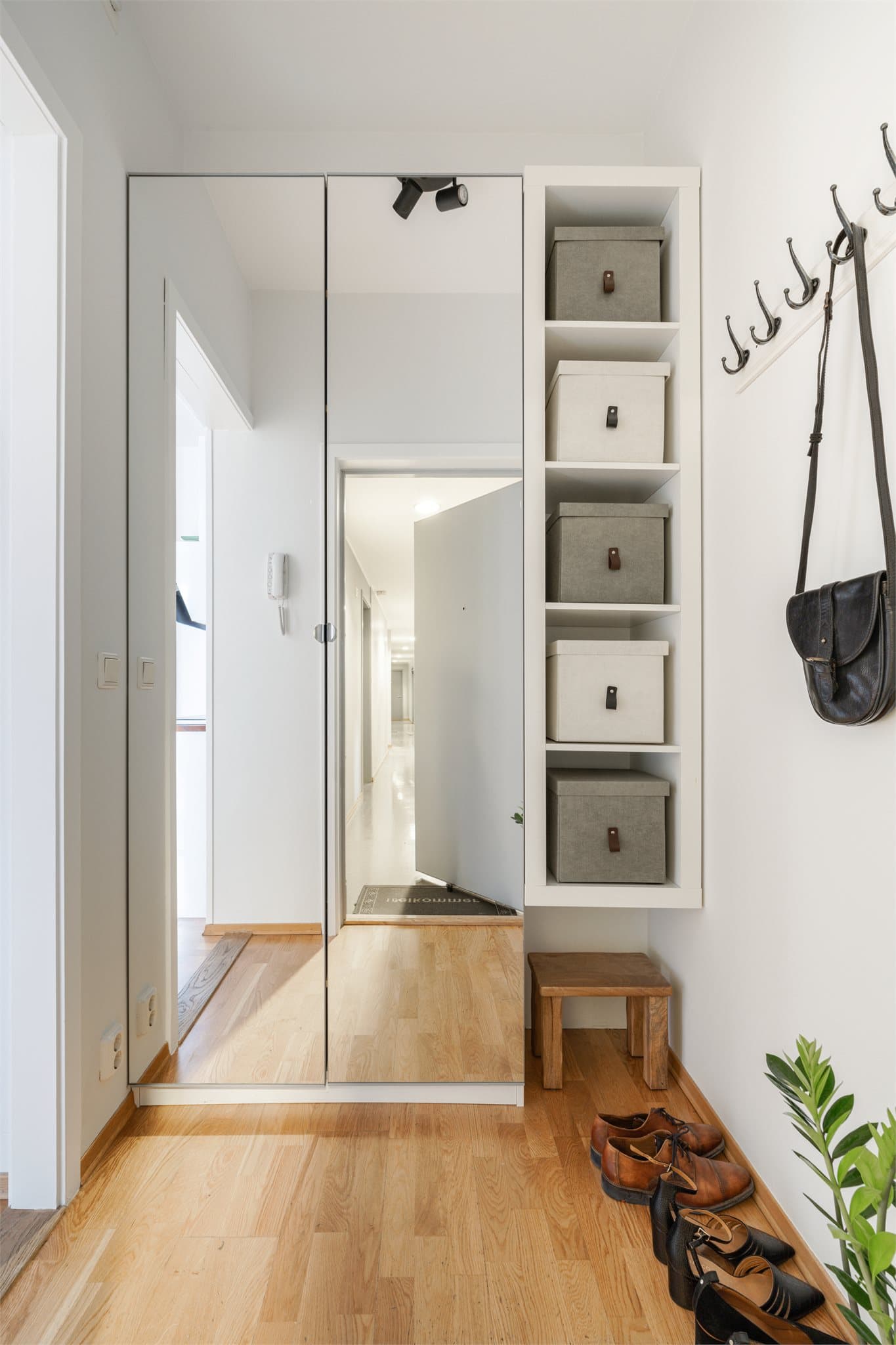 Her er det knagger og garderobeskap hvor du enkelt kan henge fra deg jakker og annet yttertøy.