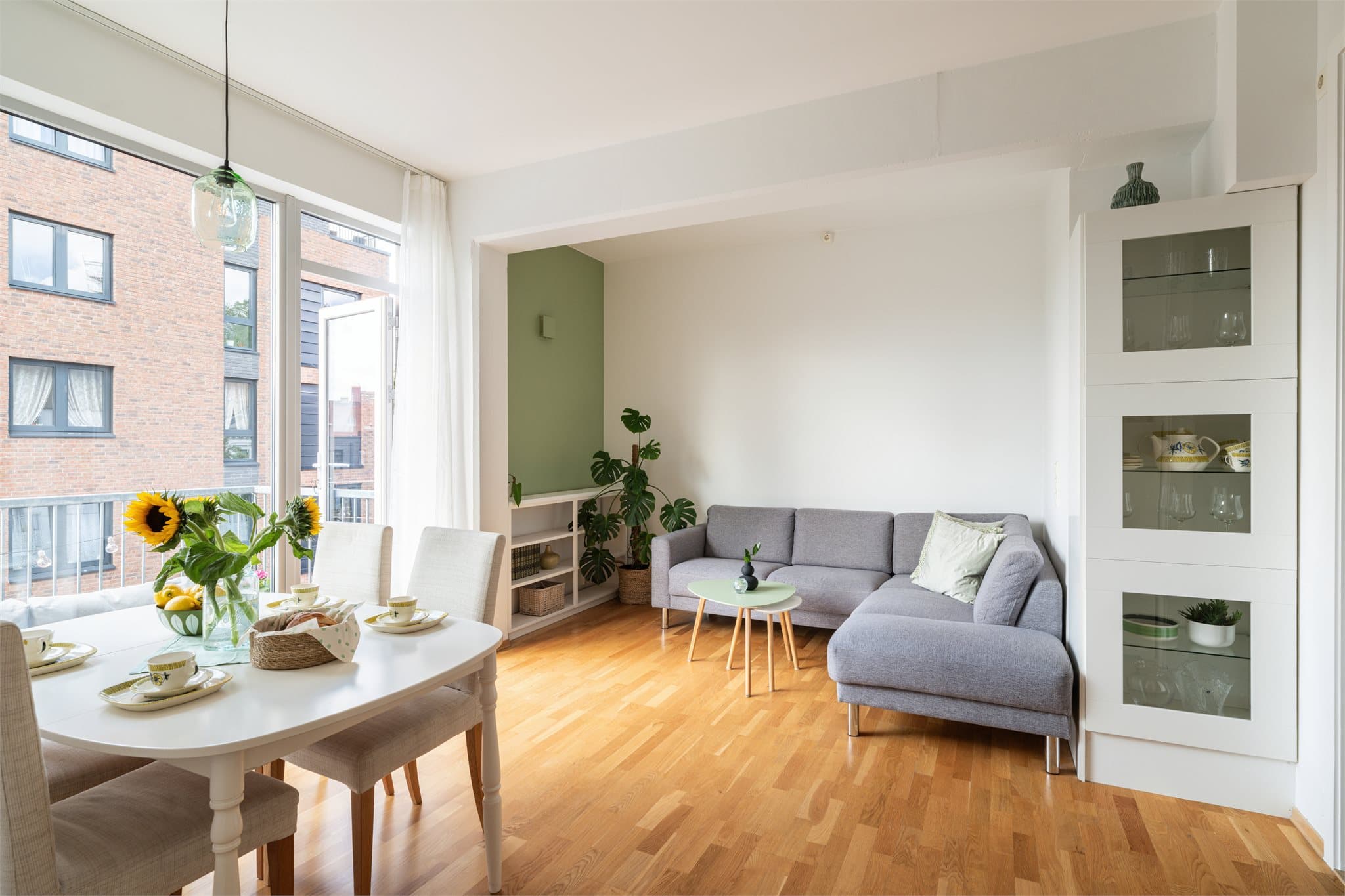 Her kan du enkelt plassere både sofagruppe og spisebord.