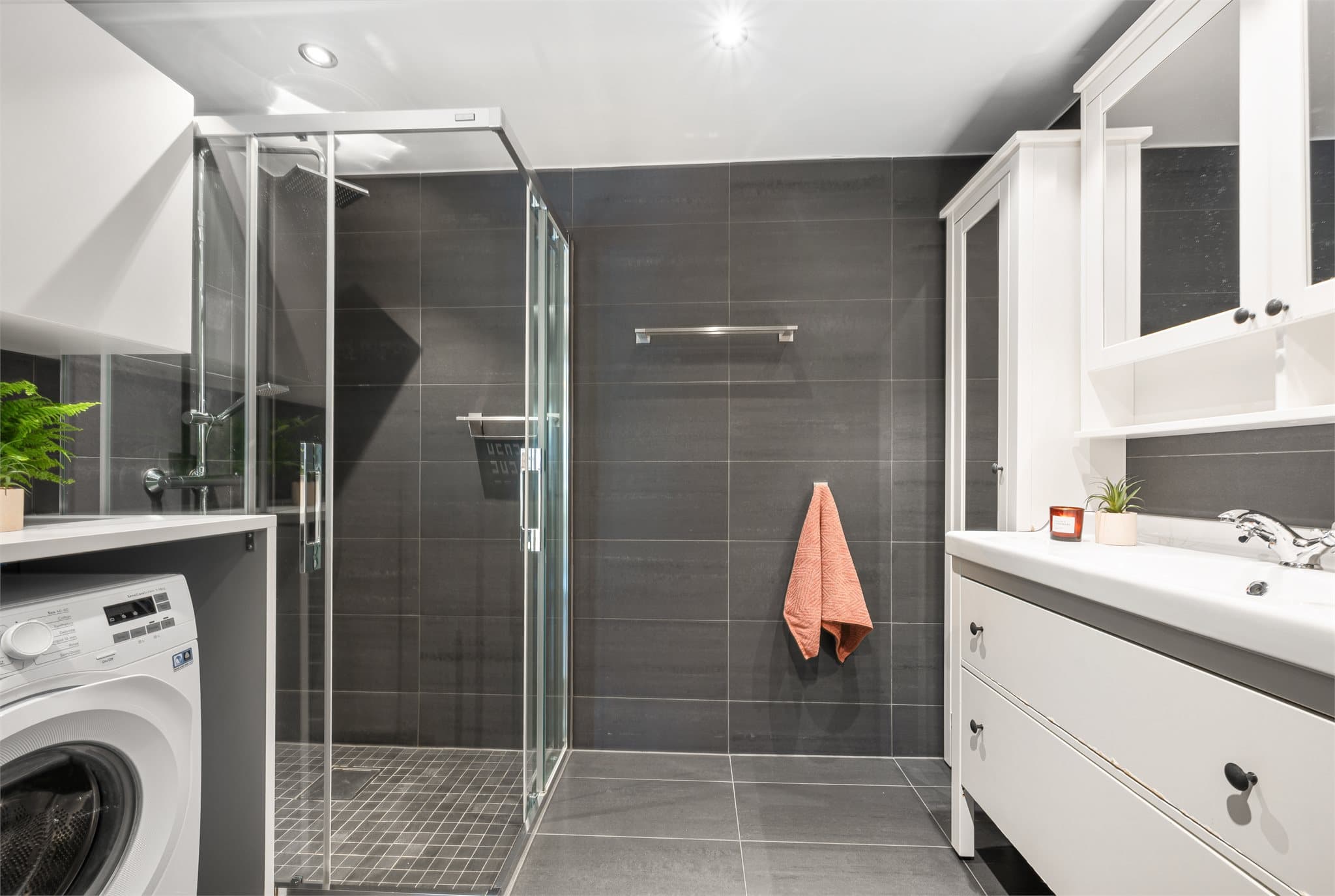 Badet har utstrakt bruk av downlights i himling.