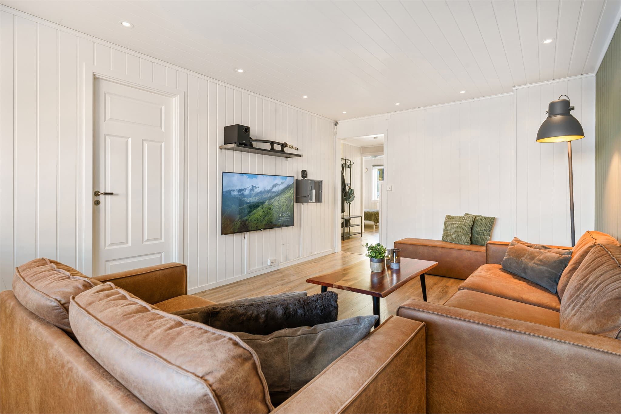 Det gjennomgående laminatgulvet bidrar til et moderne og helhetlig uttrykk, samtidig som det gir rommet en varm og behagelig følelse. De gode vindusflatene sørger for rikelig med naturlig dagslys.