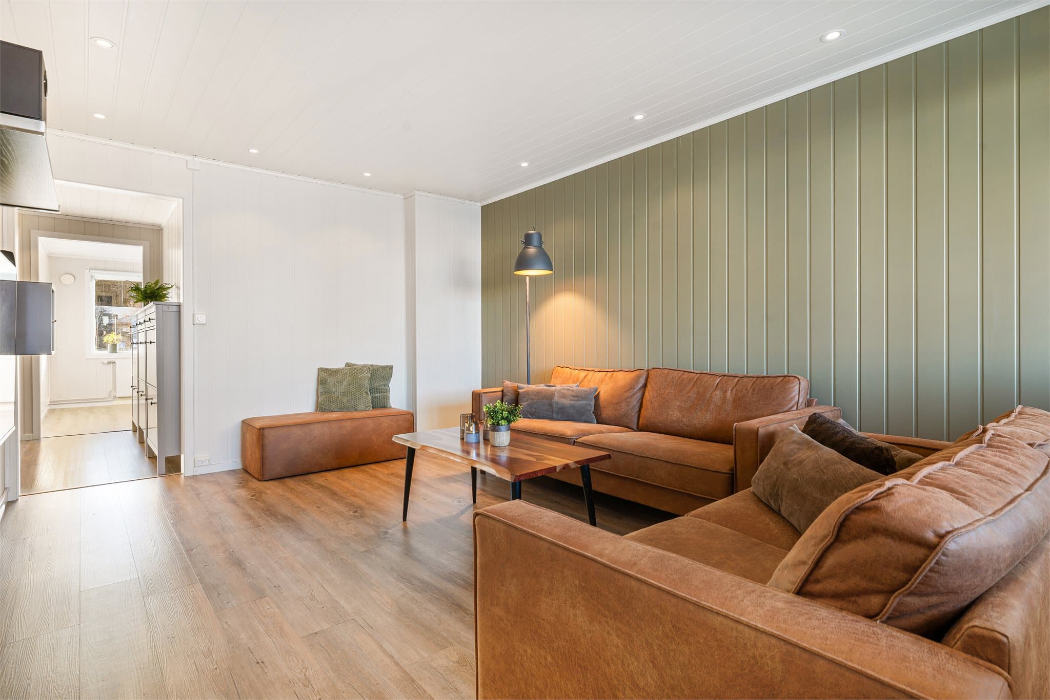 Stuen er enkel å møblere og har plass til en romslig sofaløsning.