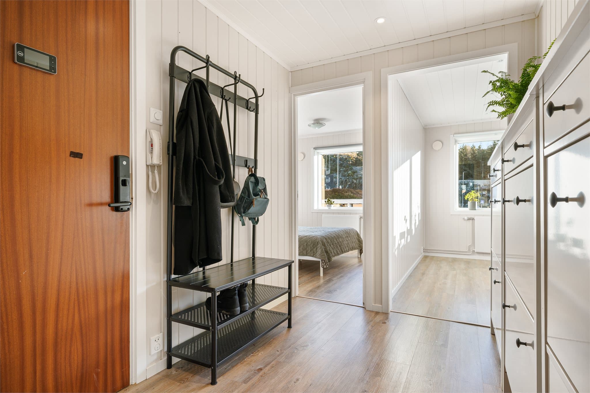 Fra entreen har man adkomst til kjøkken og soverom nr. 1.