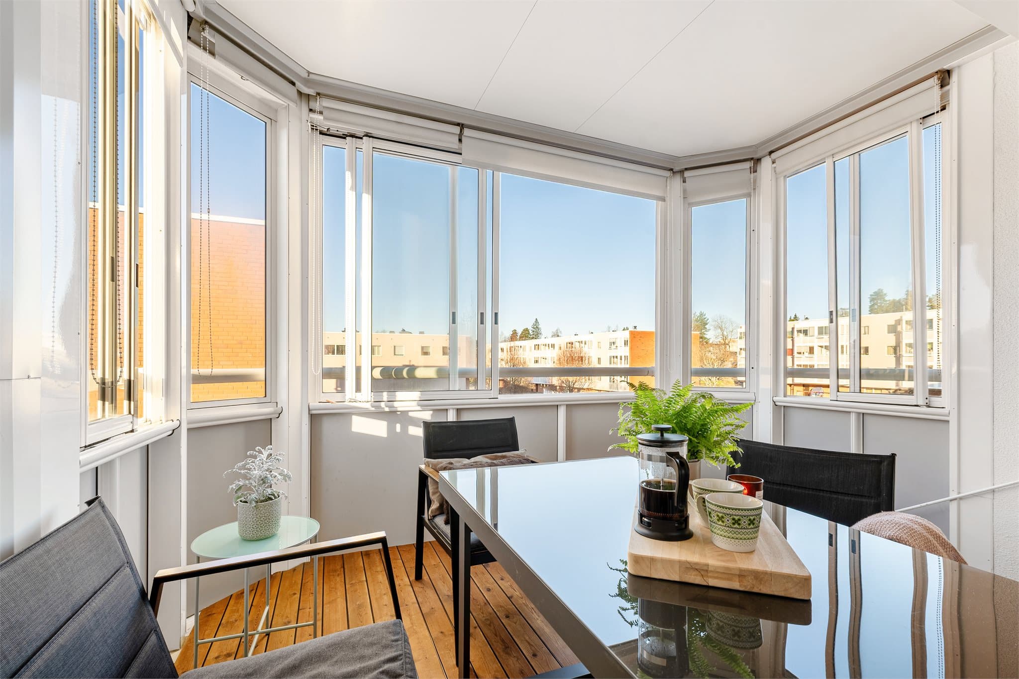 Leiligheten har en generøs innglasset balkong med skyvevinduer og montert solskjerming med rullegardiner på innsiden.