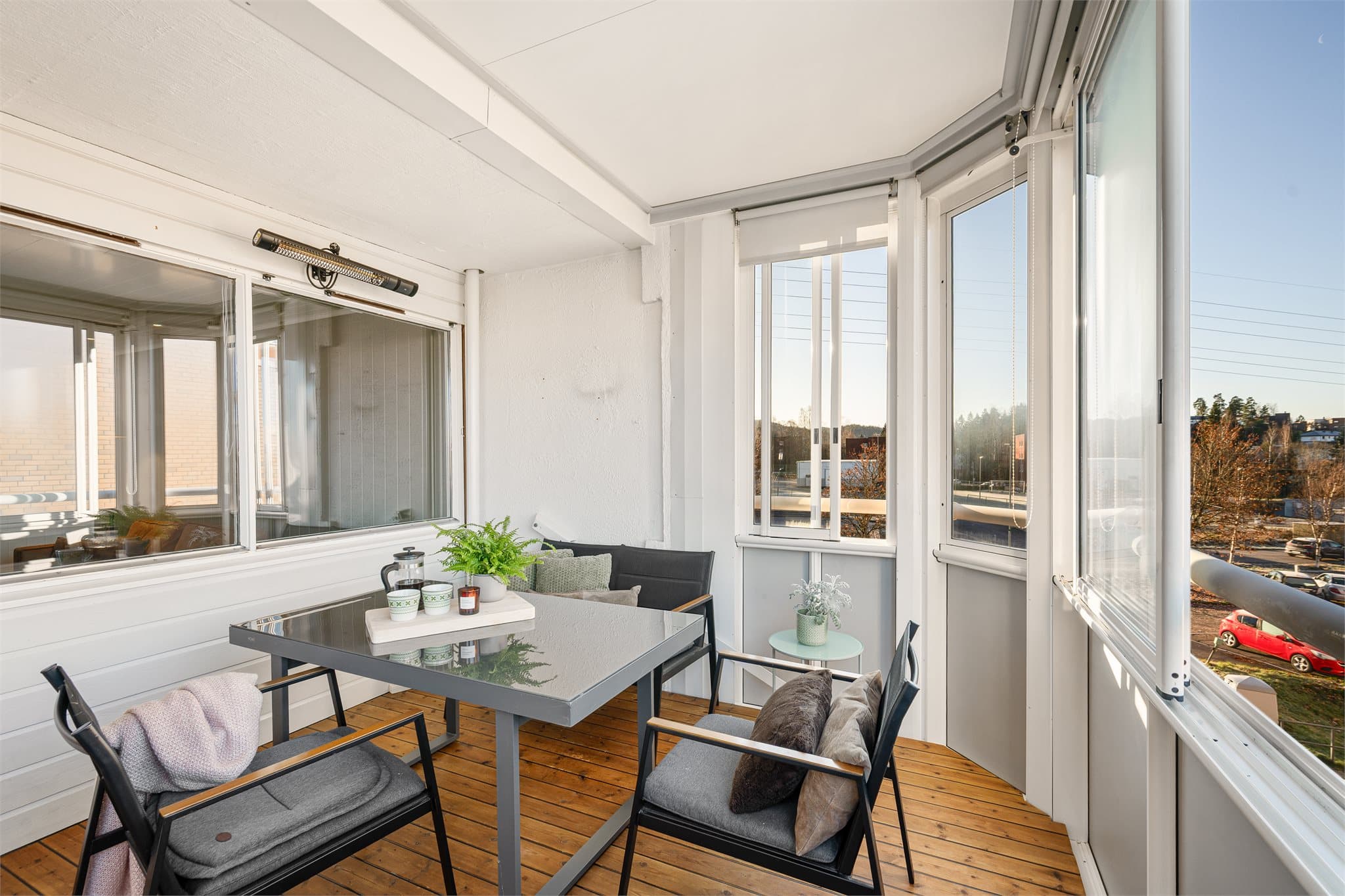 Den lune glassverandaen forlenger opplevelsen av stuen og gir et herlig tilskudd av både lys og luft.