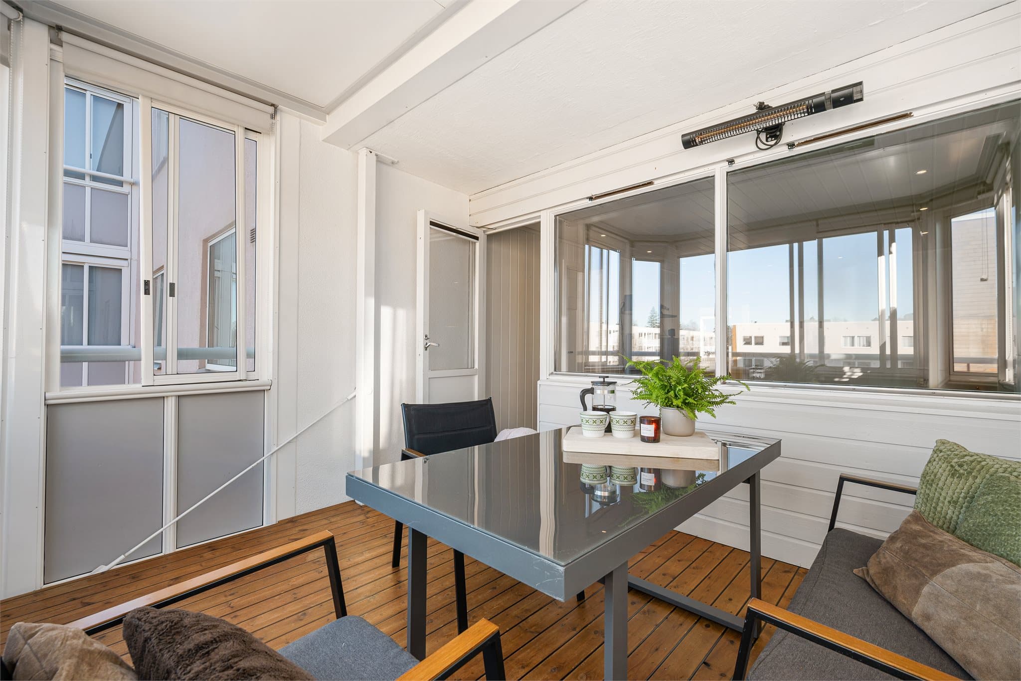 Fra stuen har du direkte utgang til en generøs, innglasset balkong – et fantastisk ekstra areal som kan nytes gjennom store deler av året. Her kan du skape din egen hyggelige oase med plass til både loungemøbler og grønne innslag.