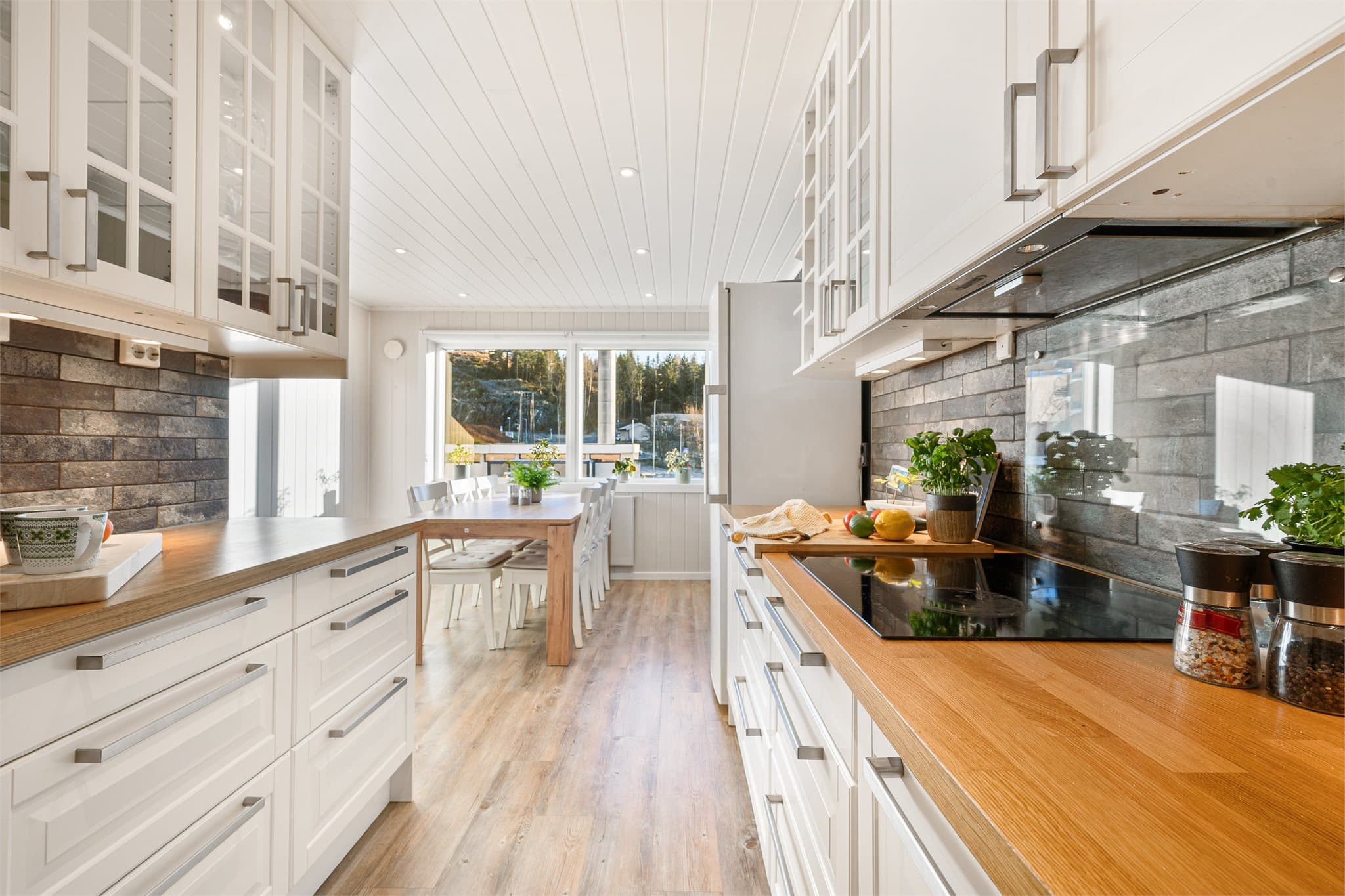 Kjøkkenet er velutstyrt og har rikelig med både skap og benkeplass som gir gode arbeidsflater.