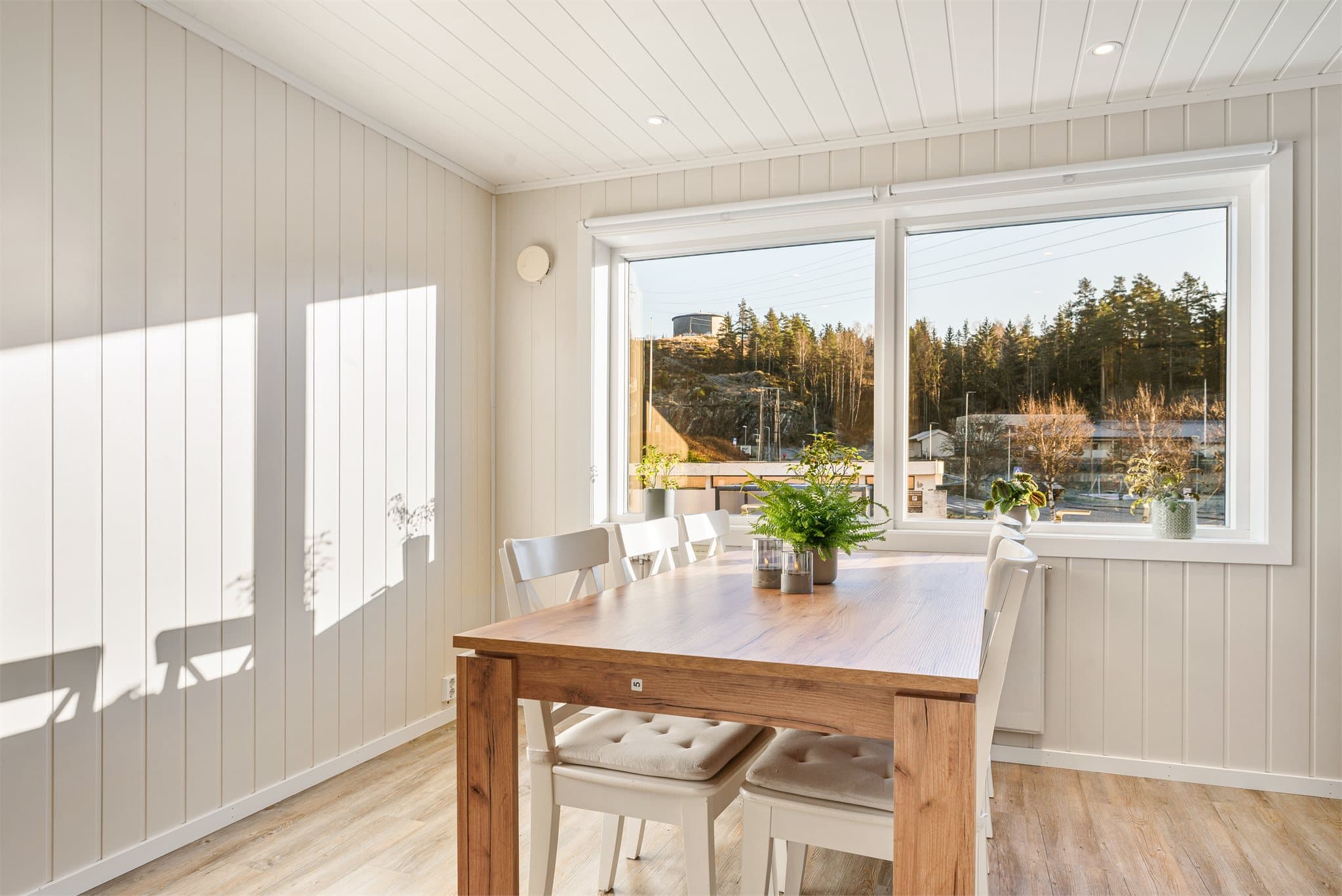 Kjøkkenet oppleves romslig med god plass til spisebord – perfekt for både hverdagsmåltider og hyggelige samlinger. Fra kjøkkenvinduene har du et pent utsyn over nærområdet, som bidrar til en lys og trivelig romfølelse.