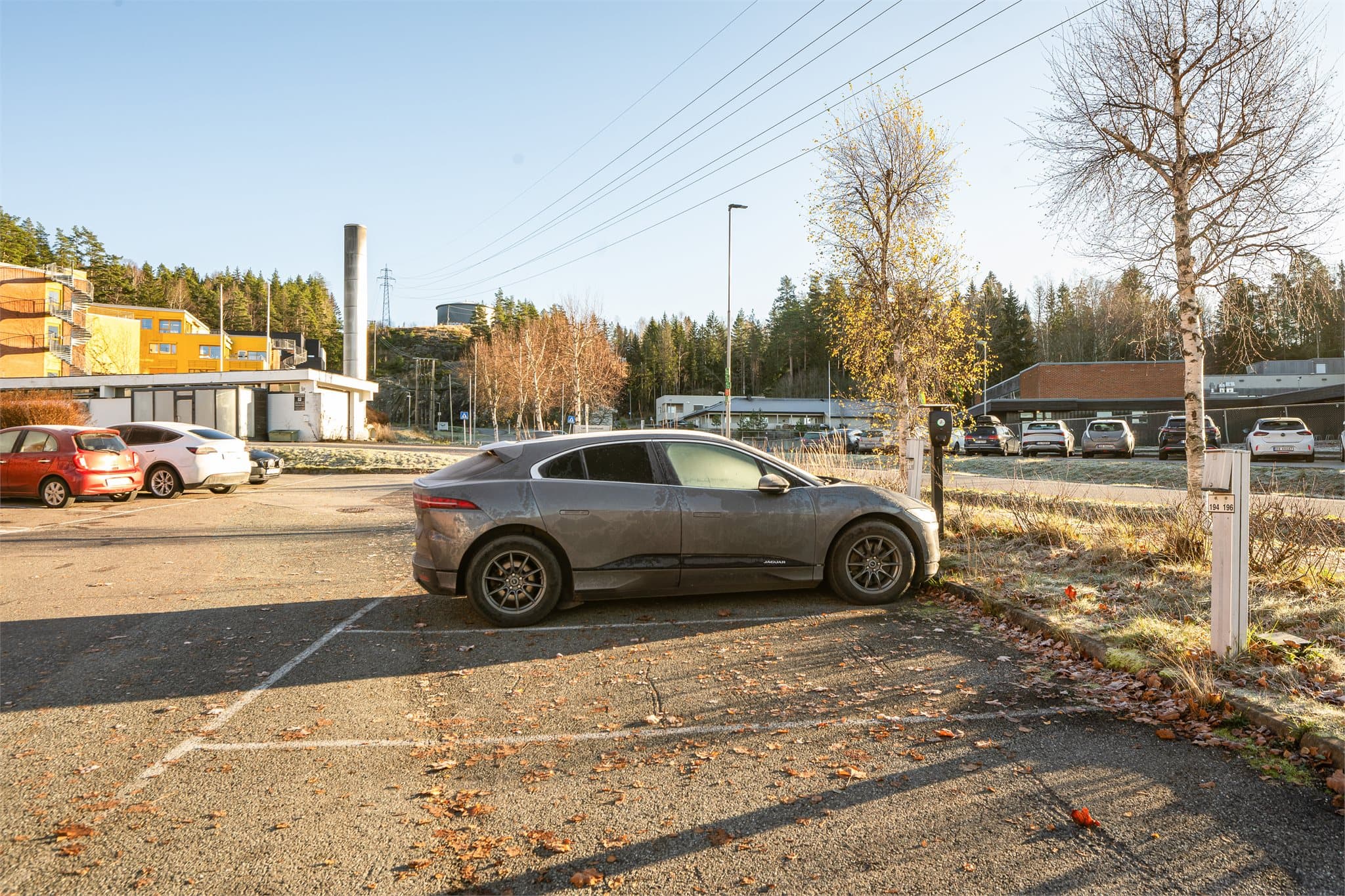 Eier disponerer en parkeringsplass rett utenfor blokken som er nummerert med 196. Parkeringsplassen følger andelen ved salg og har mulighet for motorvarmer. Det er tilrettelagt for el-bil lader via Elaway AS, men tilknytningsavgift og forbruk tilkommer.