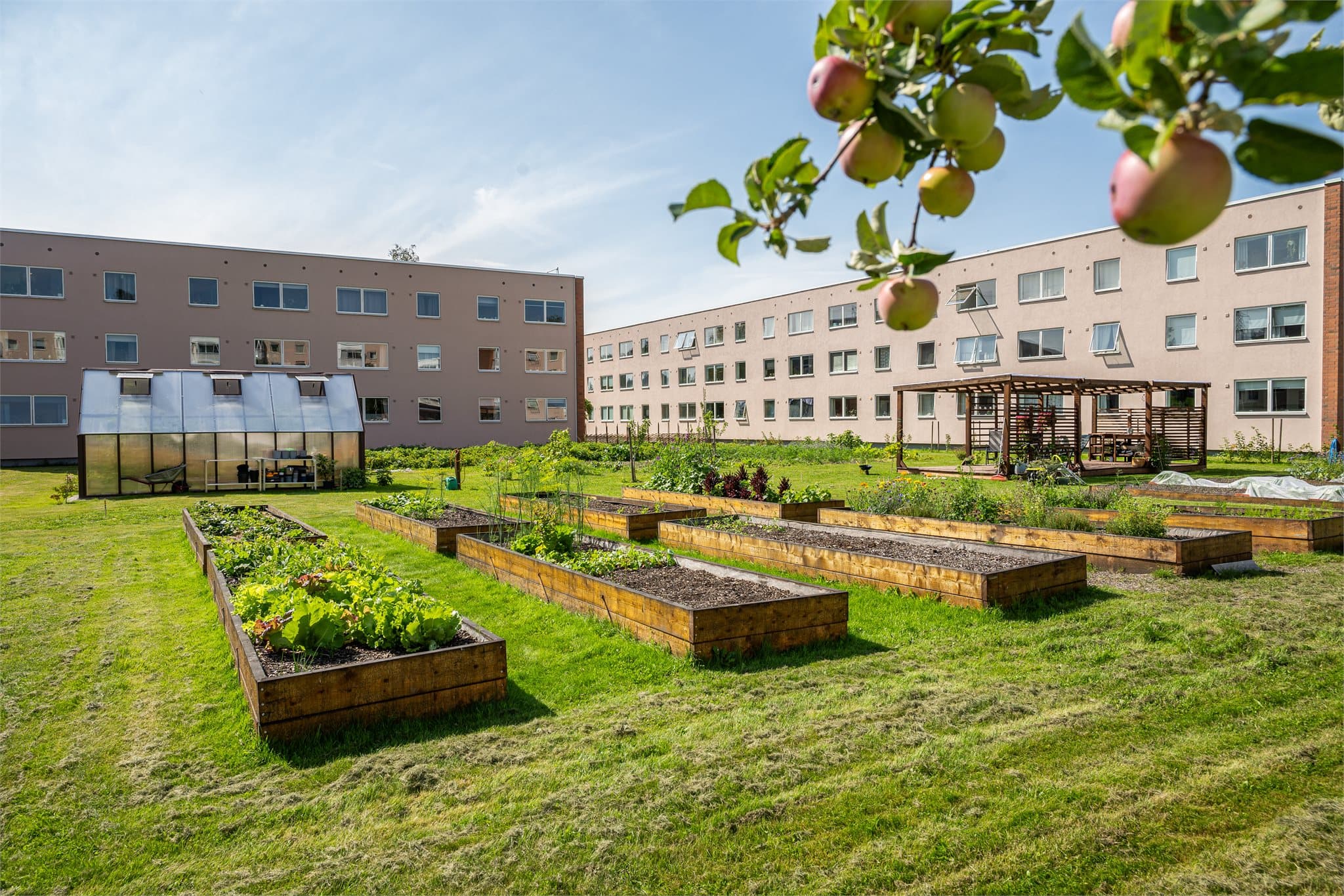 Her bor man i et veletablert boligområde på Løvenstad med kort vei til det meste.