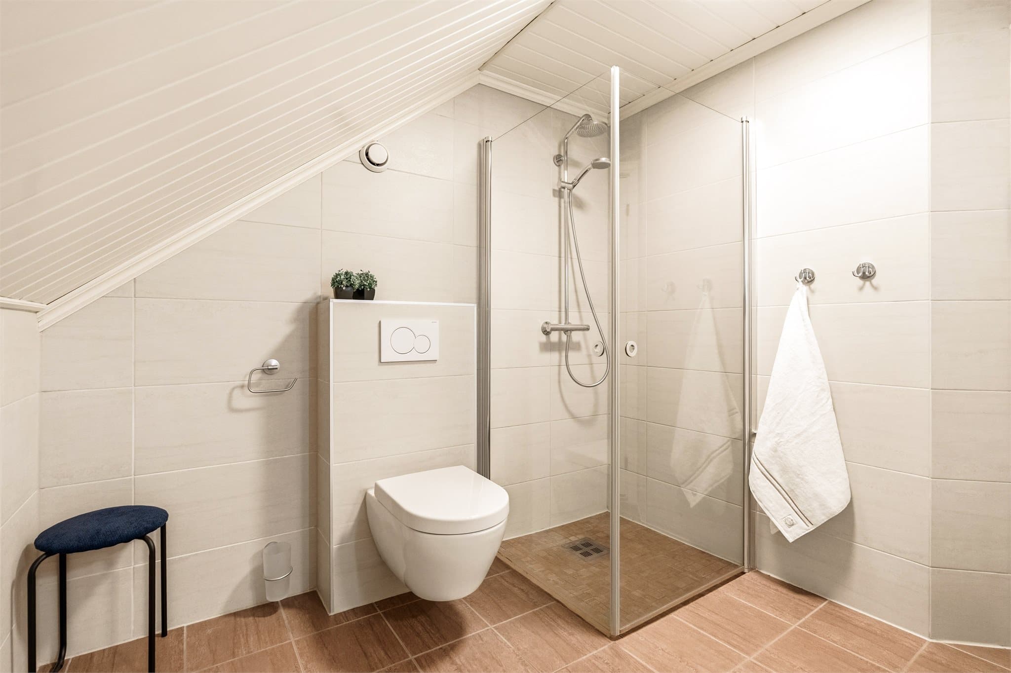 Badet har flislagt gulv med varmekabler.