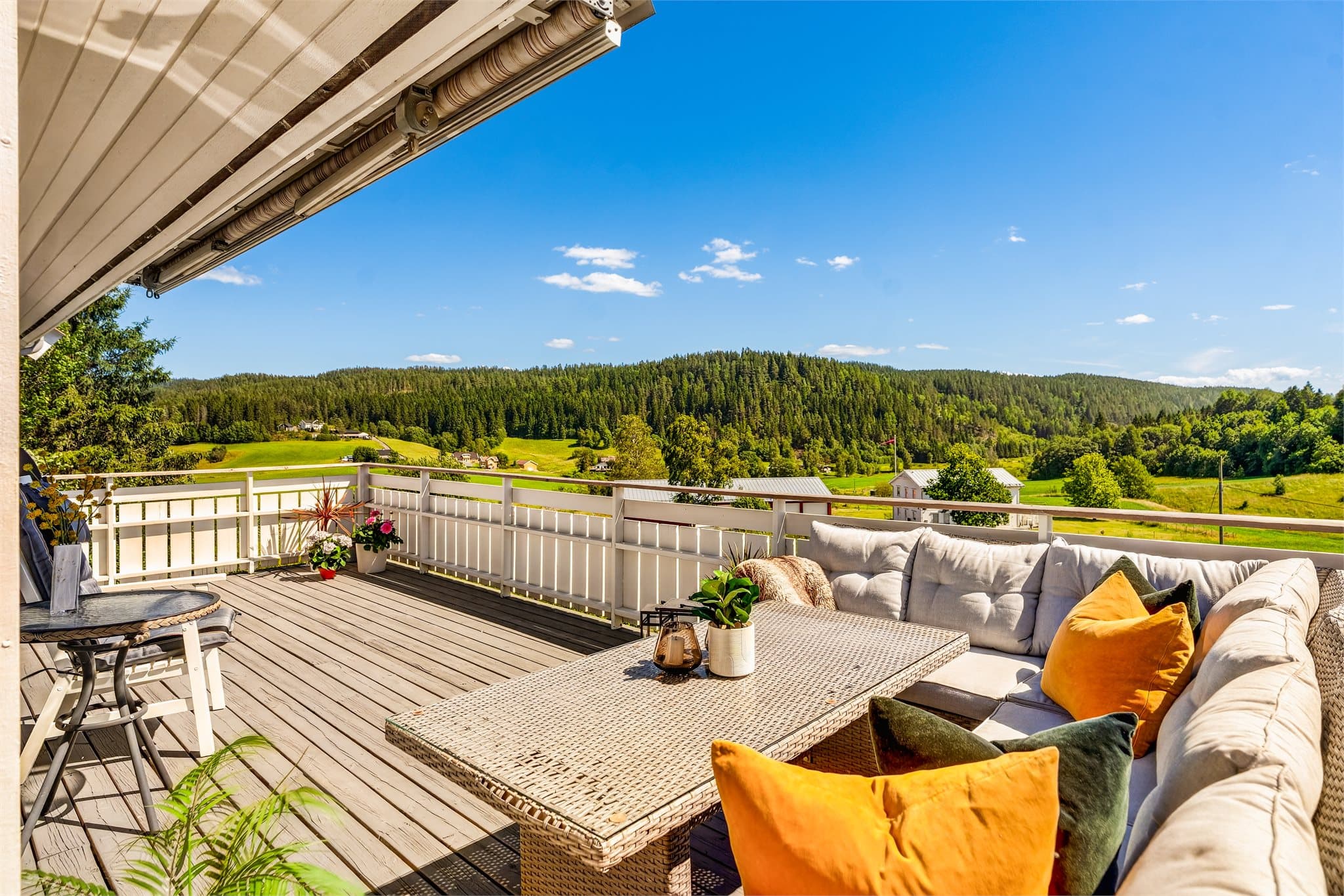 Svært gode solforhold om sommeren med sol på ettermiddag og tidlig kveld.