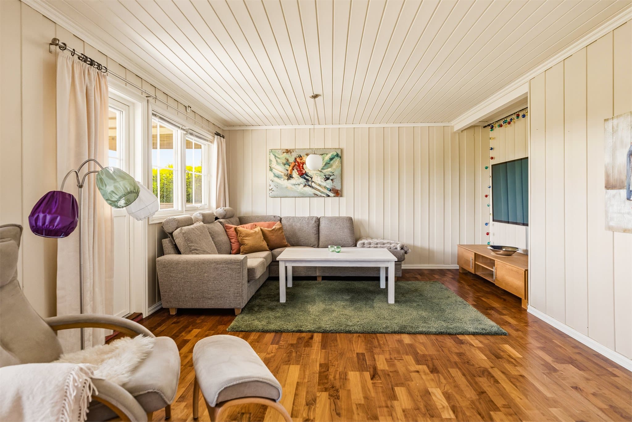 Fra kjellerstuen er det utgang til markterrassen og hagen.
