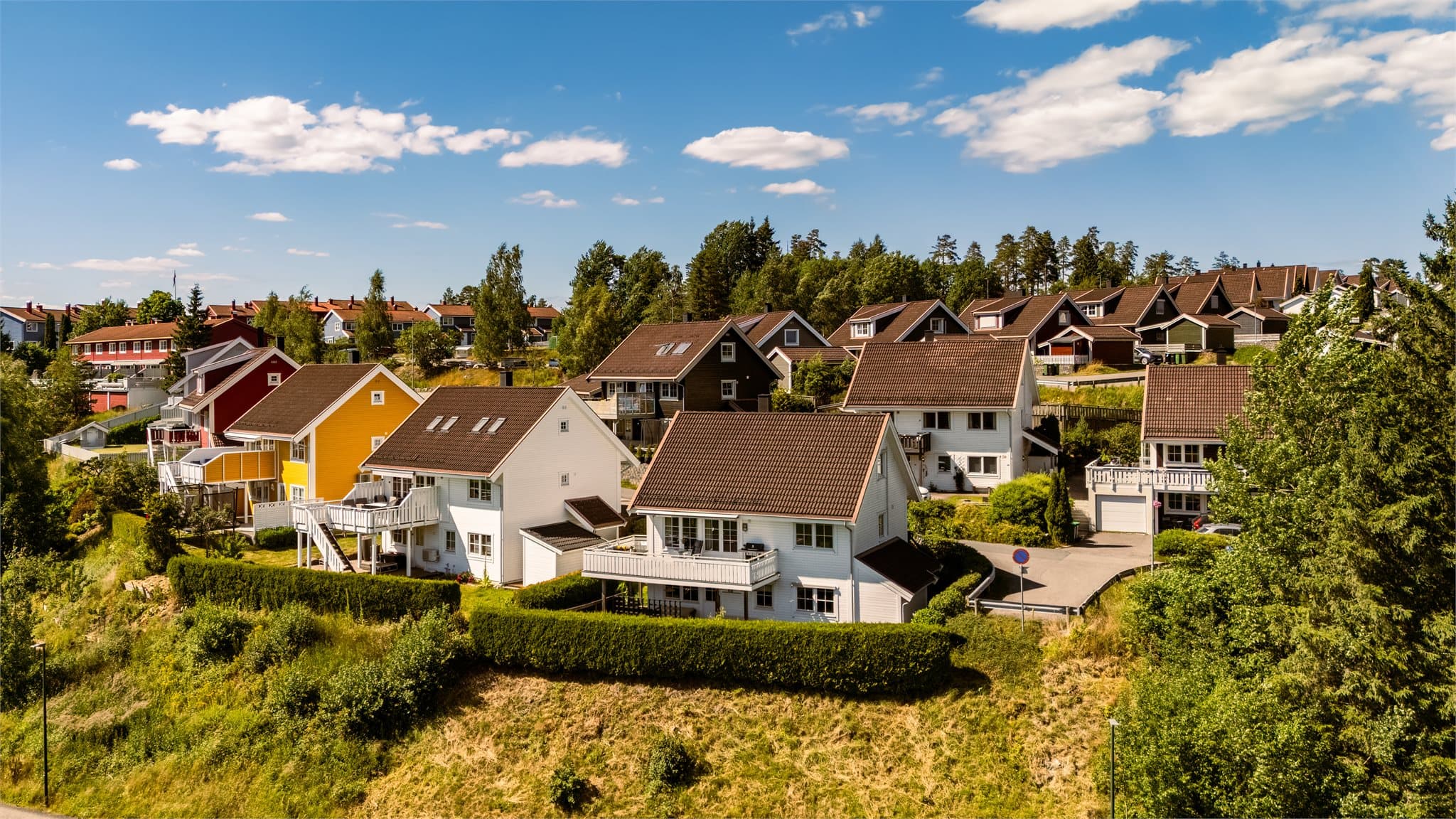 Boligen har godt med lagringsplass. I underetasjen er det en stor innvendig bod. Det er også en utebod ved inngangen til underetasjen.