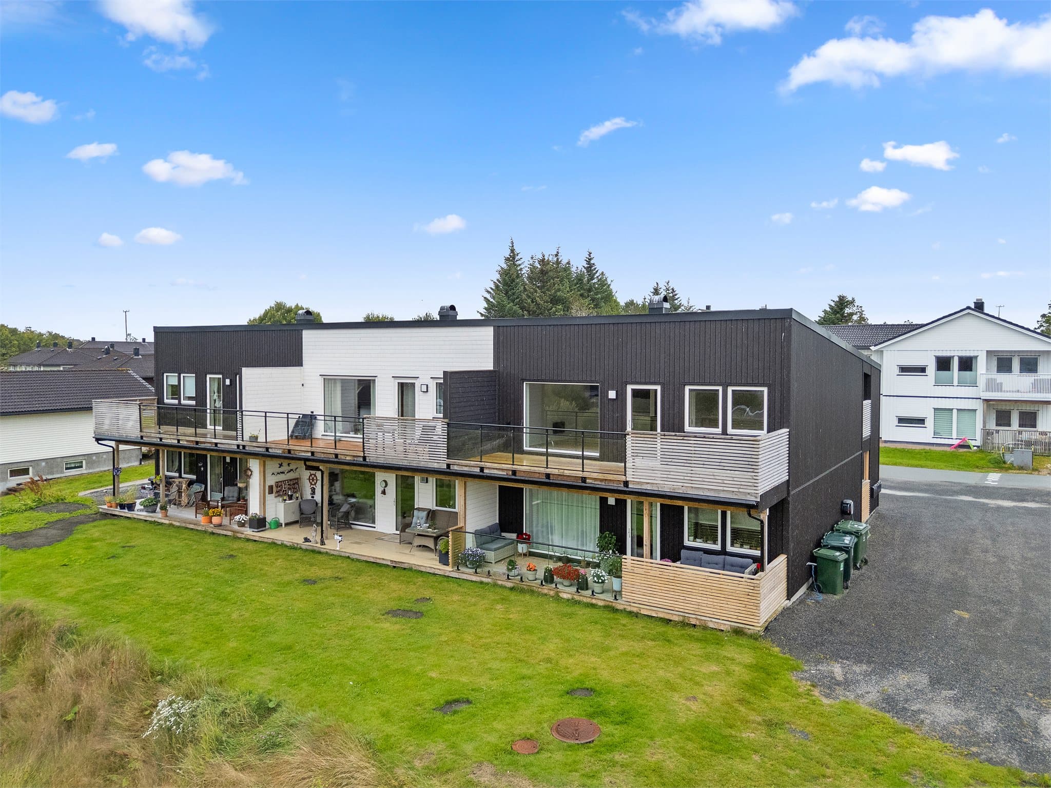 Emera eiendomsmegling v/Eskil Wahl ønsker velkommen til Øvre midtsian 6D! Foto Haukadal / Interiørfoto