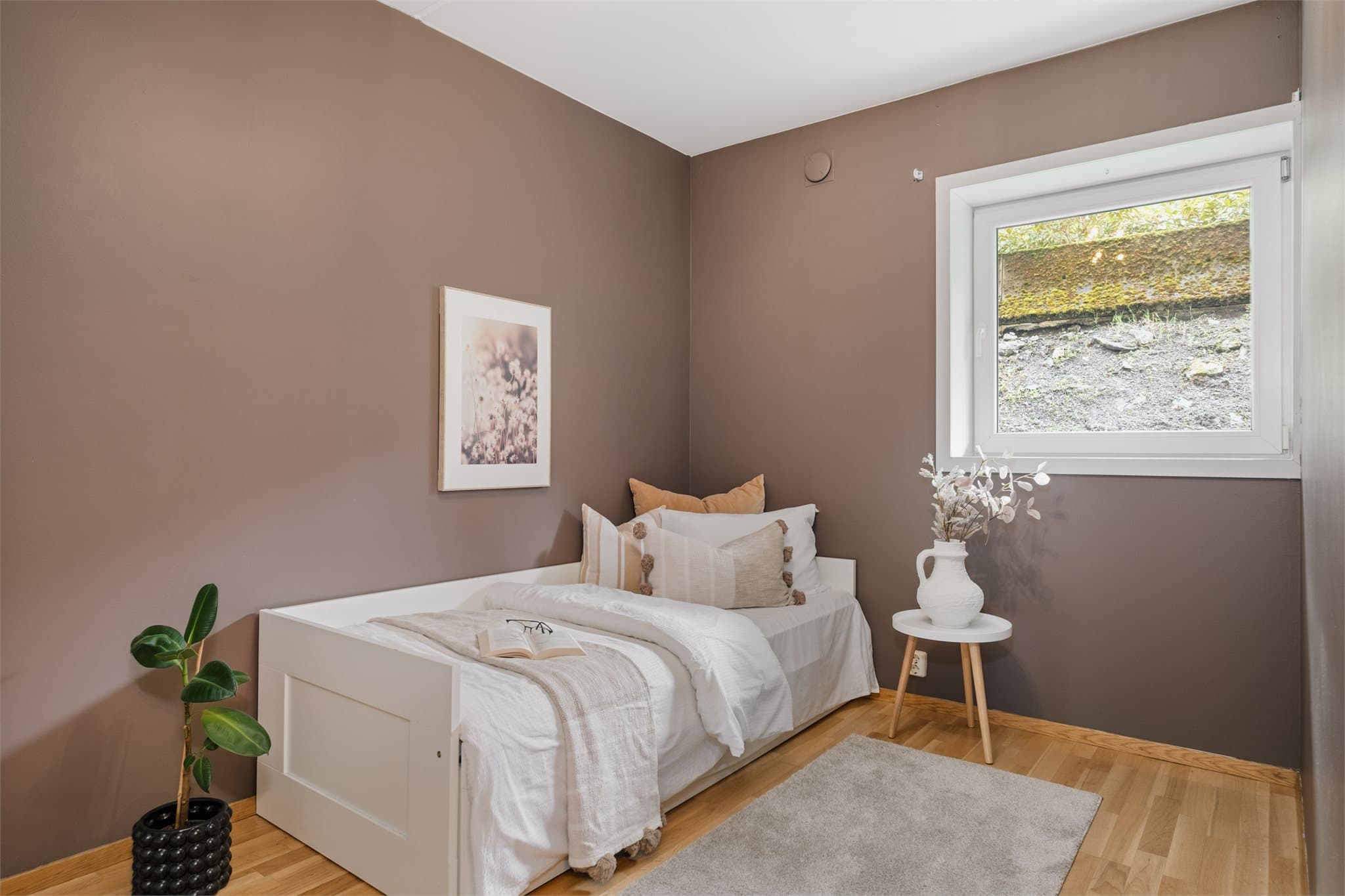 Soverom 2 på 8,5 kvm er utstyrt med garderobeskap.